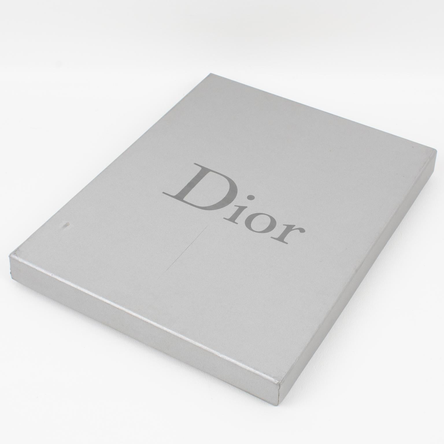 Cadre photo Christian Dior Home en métal argenté avec logo Dior gravé, années 1990 en vente 3
