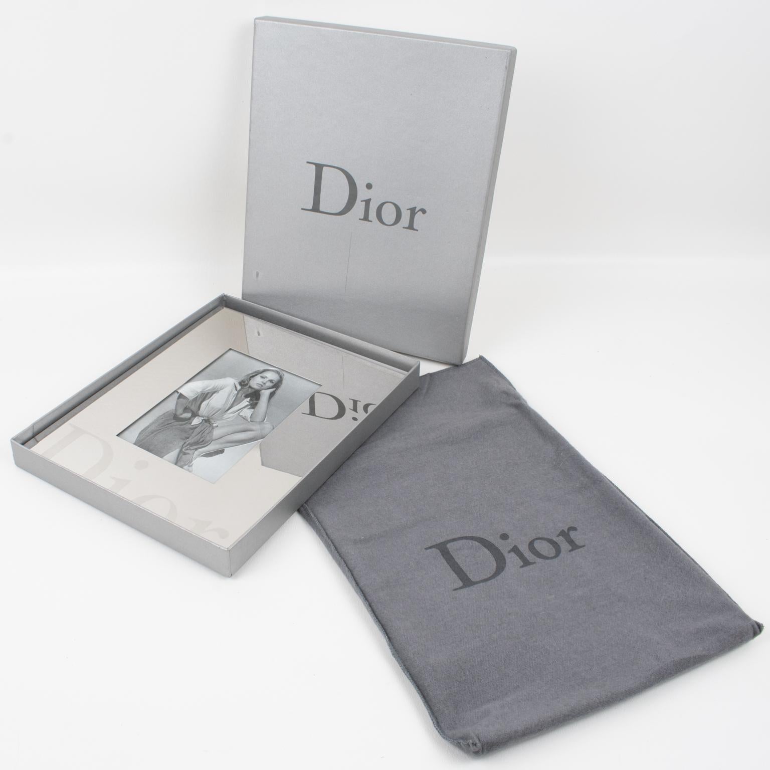 Français Cadre photo Christian Dior Home en métal argenté avec logo Dior gravé, années 1990 en vente