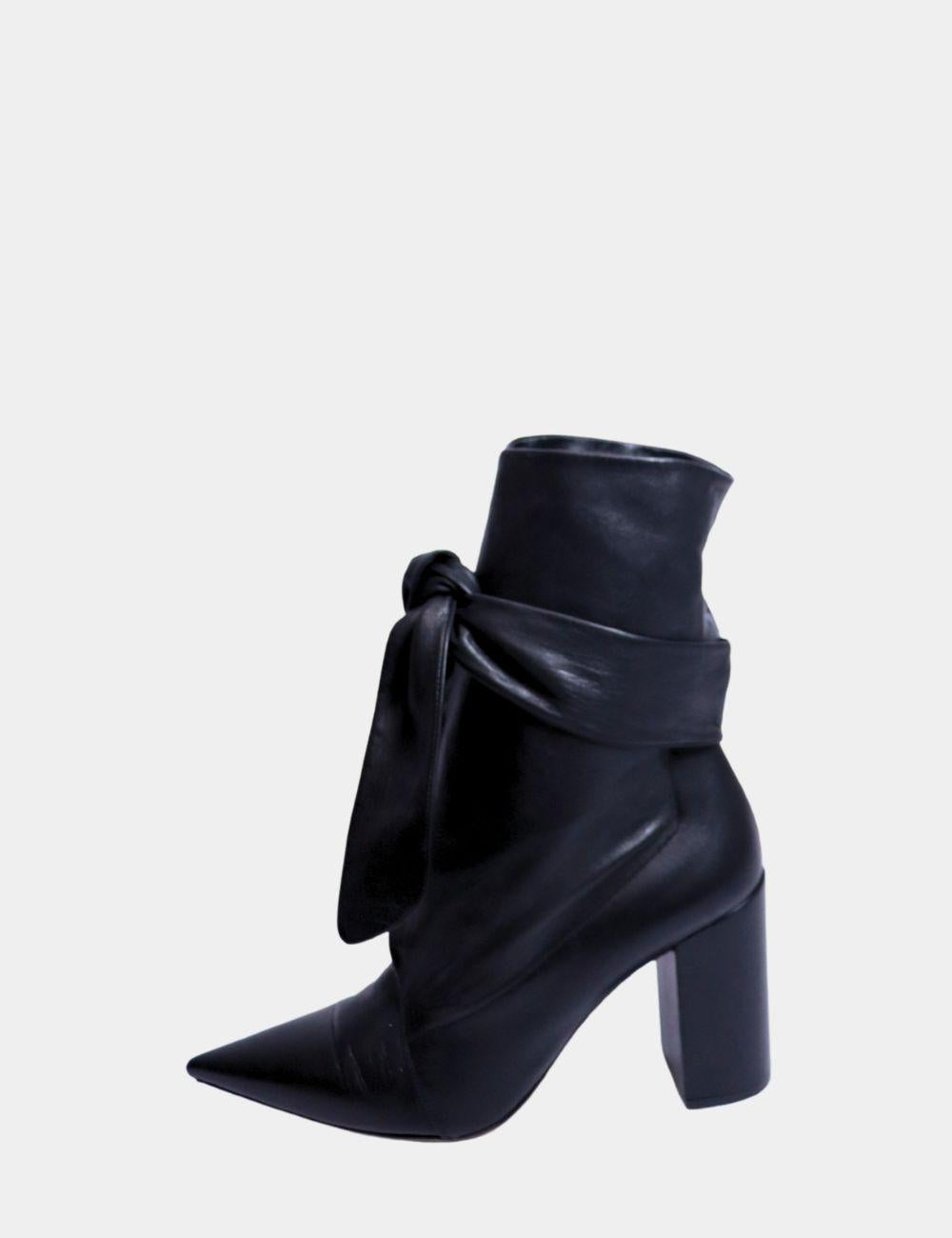 Christian Dior Huggy Leather Boots, features Pointed-Toes, Bow Accents, and Block Heels.

Material: Leather 
Size: EU 38
Heel: 9cm
Overall Condition: Good
Interior Condition: Signs of use
Exterior Condition: Leather creasing 
