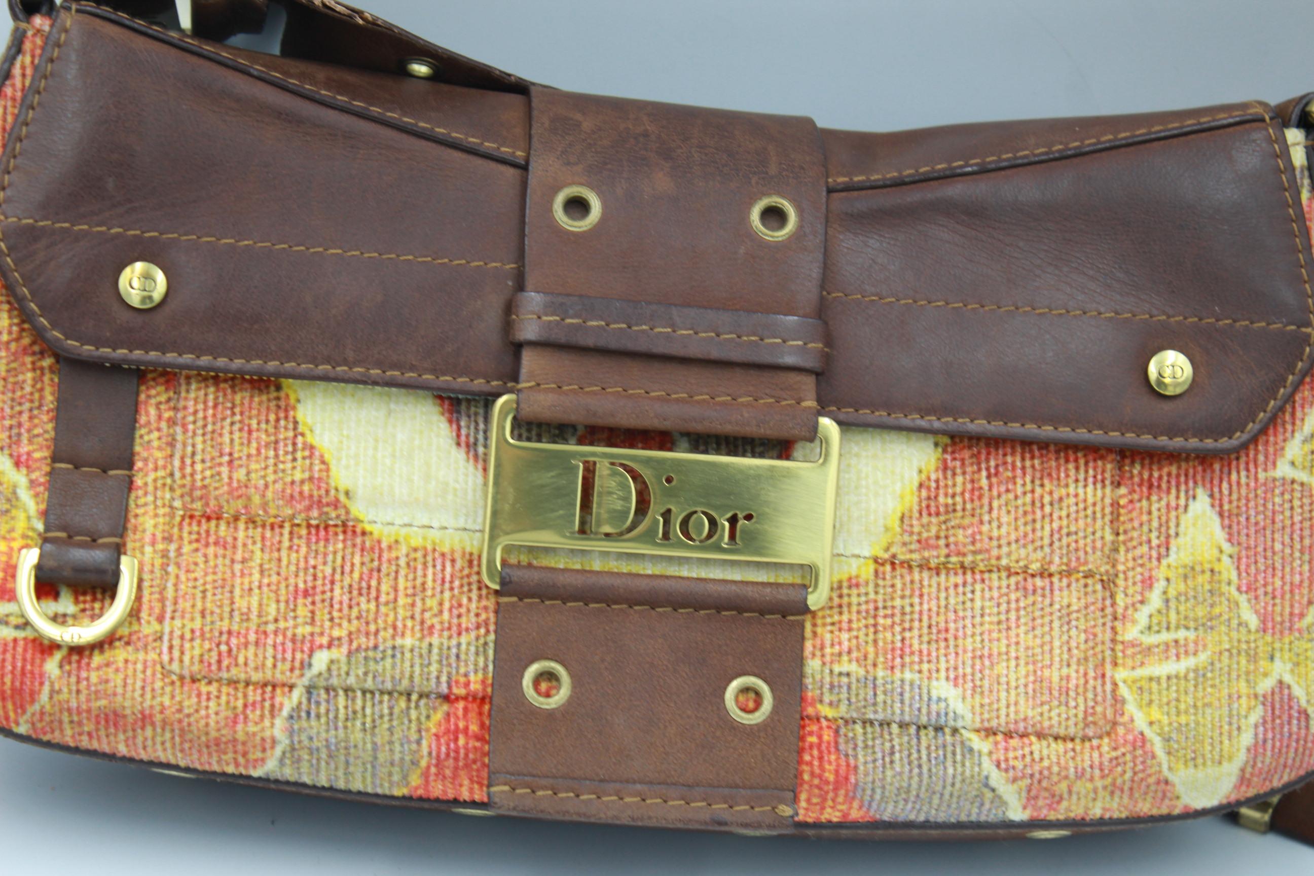Super nice Christian Dior by Johan Galliano Handbag
Good condiiuton but leather presents some patina as its natural leather. The strap has some parts unglued ( problem quite often in this model)  
Size 30x15