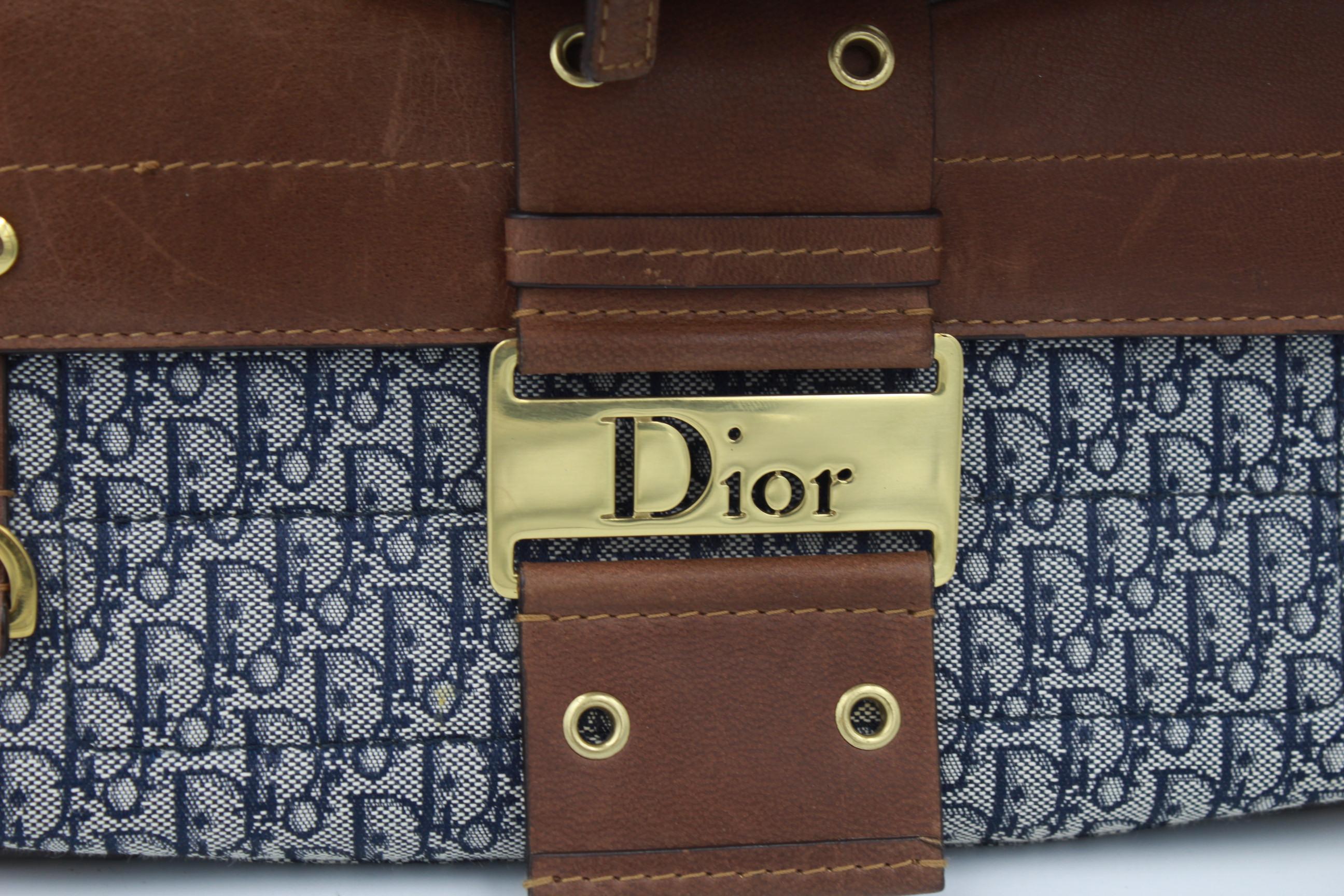 Super nice Christian Dior Street Chic  by Johan Galliano Handbag
Good condition but leather presents some patina na dlight scratches as its natural leather.
With detacheable small pouches
Size 30x15