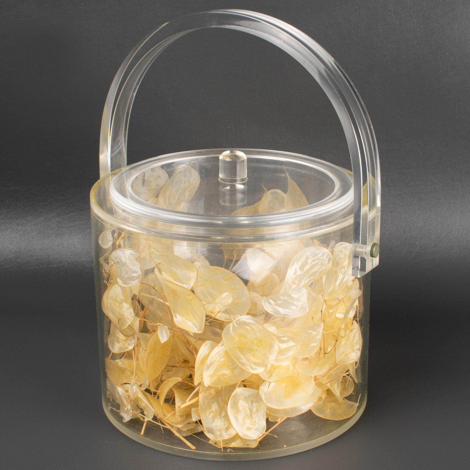 Dieser wunderschöne Eiskübel ist eine Kreation aus der Christian Dior Interior Collection'S. Das seltene Stück wurde um 1970 in Frankreich hergestellt. Dieser Eiskübel hat eine runde Form mit einem hohen Henkel und echten getrockneten Lunarien, die