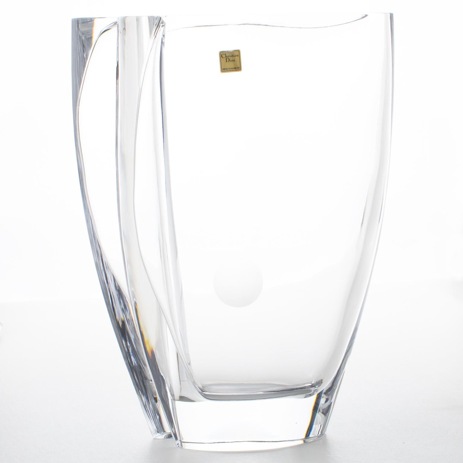 Questo splendido vaso di cristallo è stato disegnato per la Christian Dior Interior Collection in Italia nel 1980 circa. Questo raro pezzo d'arte in vetro monumentale ha una forma ondulata, liscia, snella e minimalista con un punto smerigliato