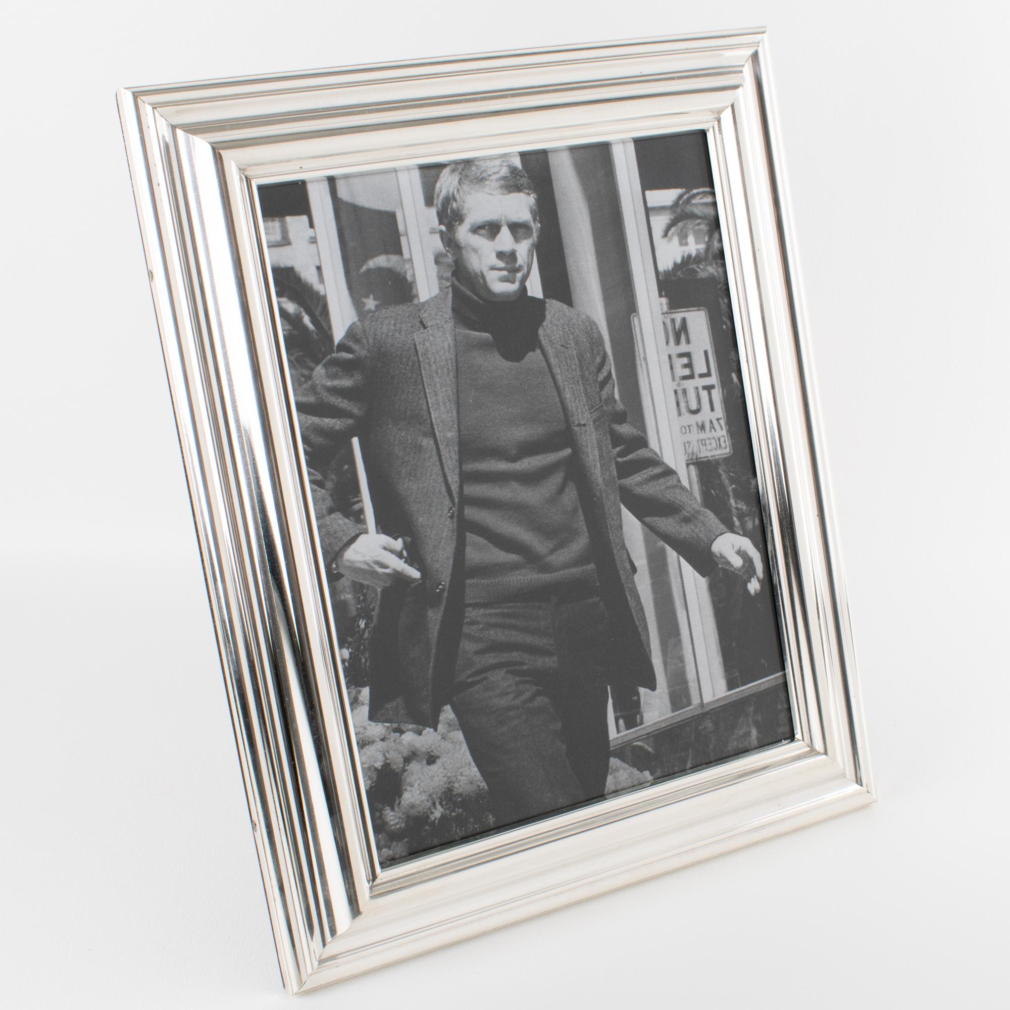 Ce superbe cadre en métal argenté Christian Dior Paris a été conçu pour la Dior Interior Collection. La pièce présente une forme rectangulaire haute avec des bords moulés et en relief sur tout le pourtour. Ce rare cadre photo a été méticuleusement