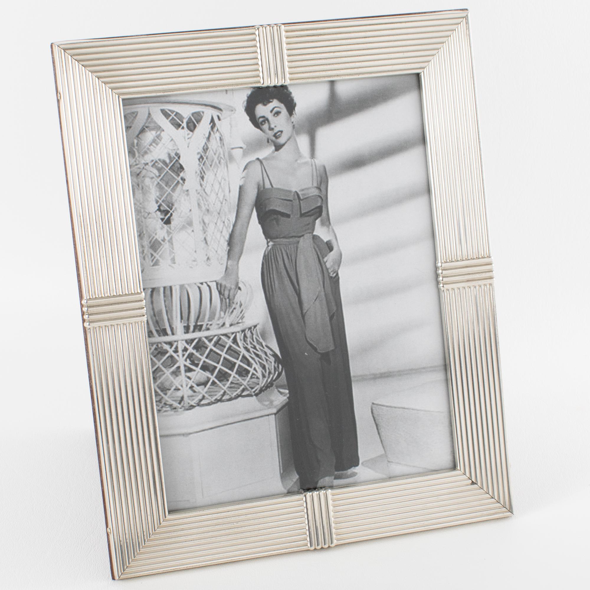 Ein exquisiter Fotorahmen aus Sterlingsilber von Christian Dior Paris, entworfen aus der Dior Interior Collection'S. Das atemberaubende Stück wurde um 1980 in Frankreich fachmännisch angefertigt. Dieser hohe, rechteckige Fotorahmen zeigt ein