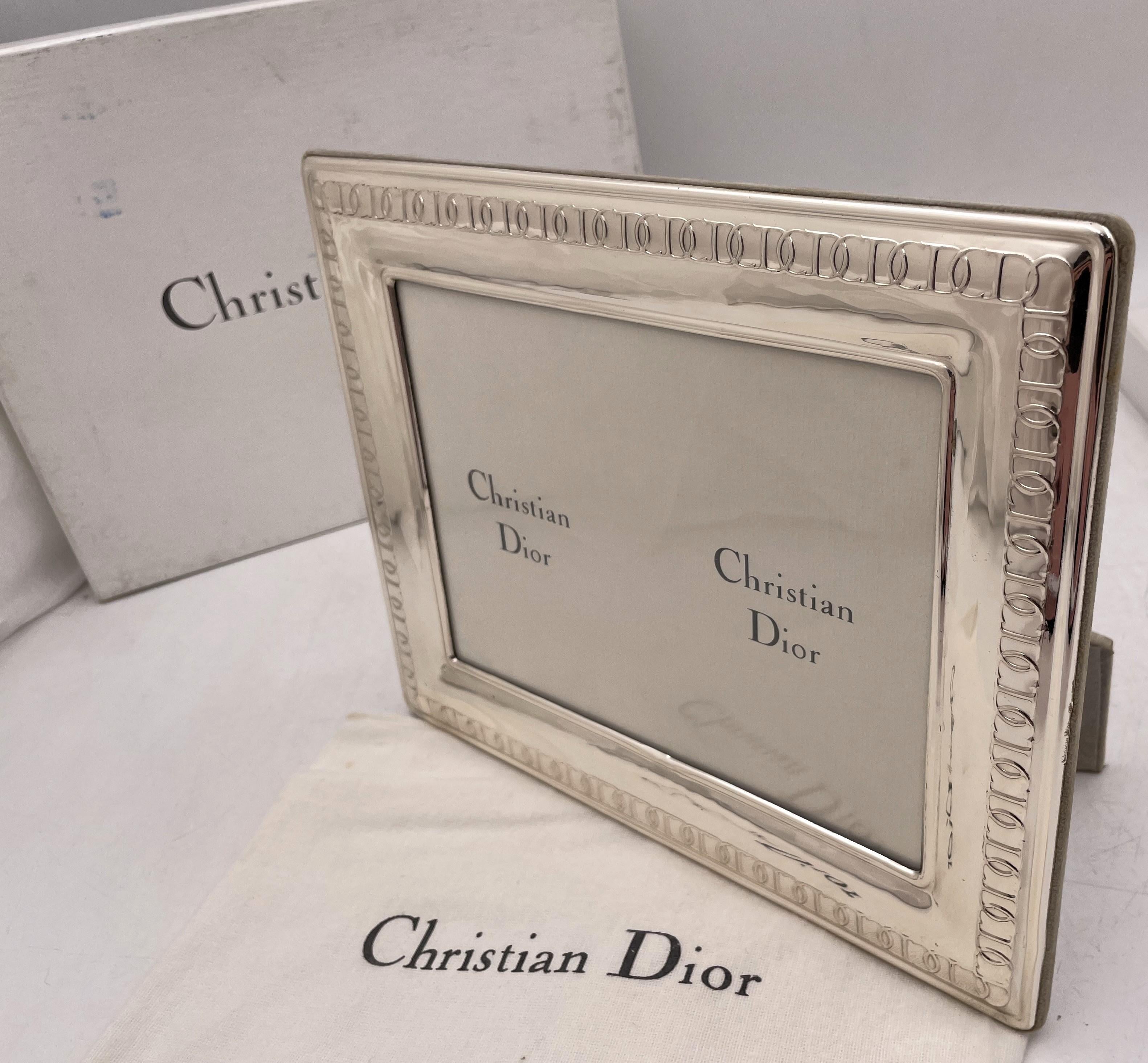 Christian Dior Bilderrahmen aus Sterlingsilber im Mid-Century Modern Stil, hergestellt in Italien. In neuem Zustand und im Originalkarton verkauft, misst es 9 5/8'' mal 7 5/8'' in den Außenmaßen (Innenmaße 7'' mal 5''). Perfekt für ein besonderes