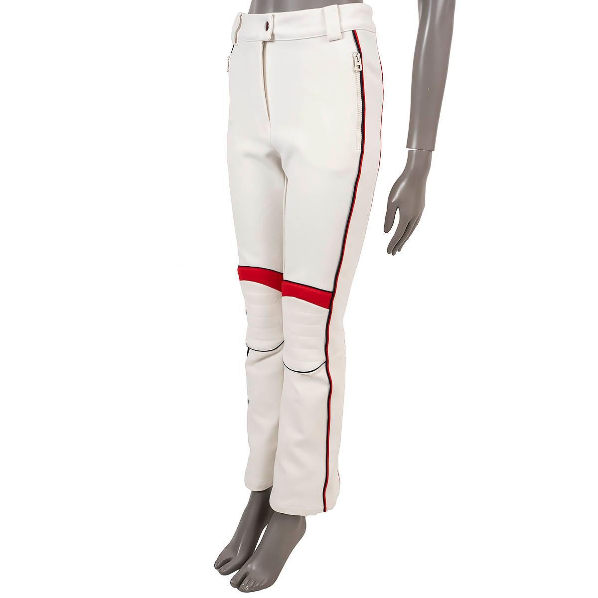 100% authentique pantalon de ski Christian Dior en tissu technique blanc cassé (47% polyamide, 38% acrylique, 13% laine & 2% élasthanne). Elle présente une jambe évasée avec un ourlet zippé, une bande latérale avec logo et des genoux matelassés. Se