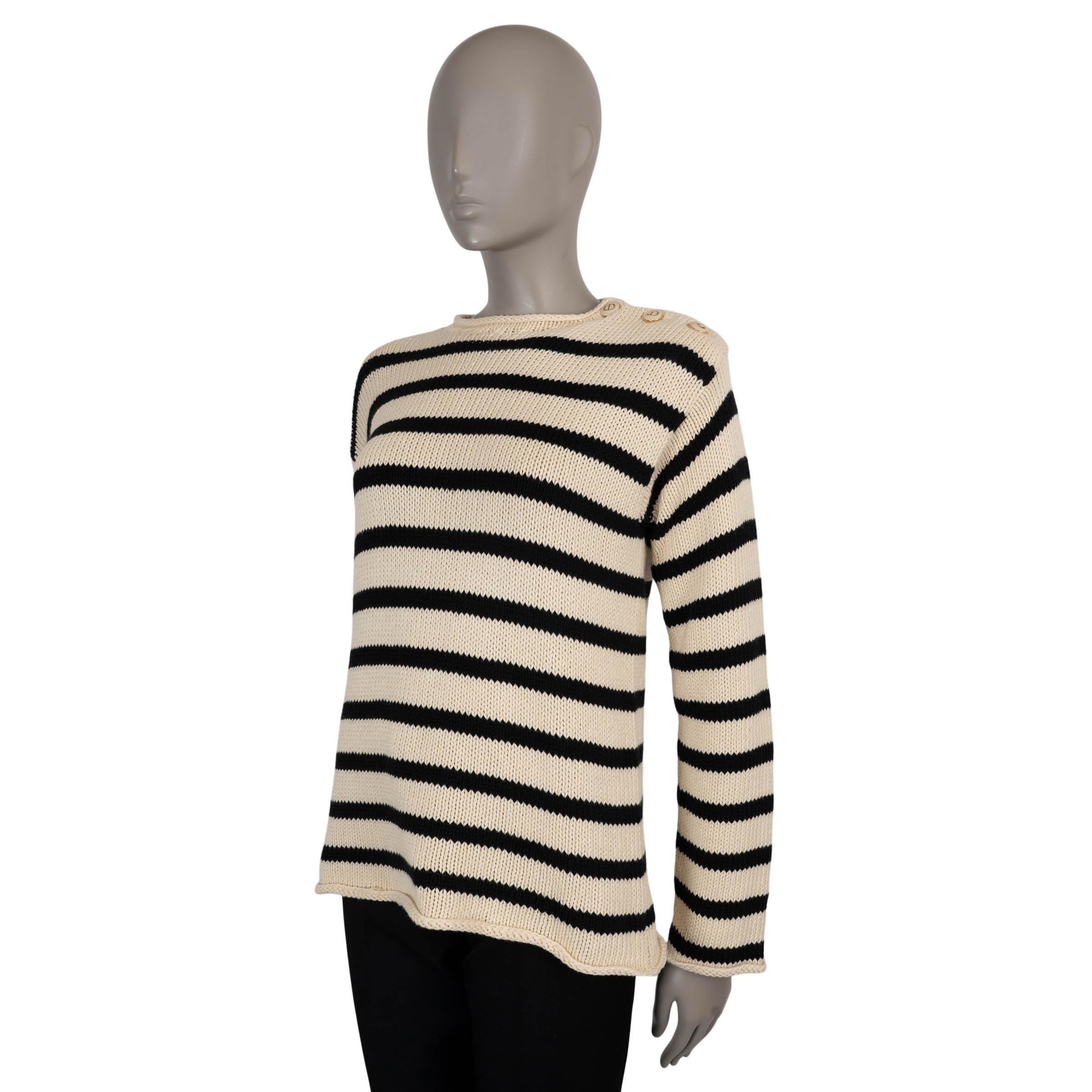 Questo maglione Christian Dior Marinière, autentico al 100%, è realizzato in una morbida miscela di cotone crema (85%) e cashmere (15%), che combina una struttura leggera con una consistenza lussuosa. Presenta una silhouette rilassata con spalle