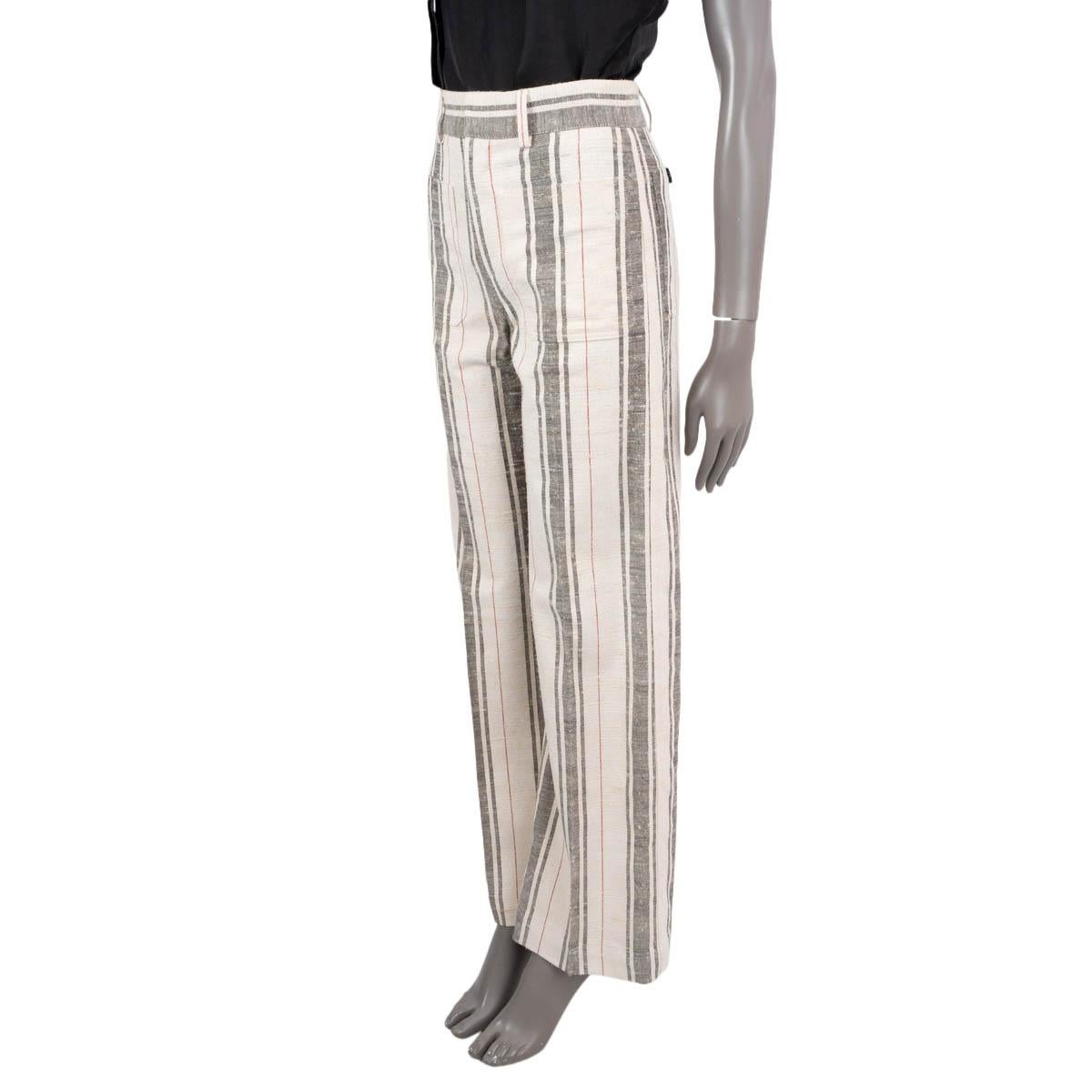 Pantalon taille haute rayé écru, noir et rouge en coton (51%) et soie (49%) 100% authentique Christian Dior. Ce modèle présente une jambe évasée, deux poches plaquées à l'avant, des poches plaquées boutonnées à l'arrière et des passants de ceinture.