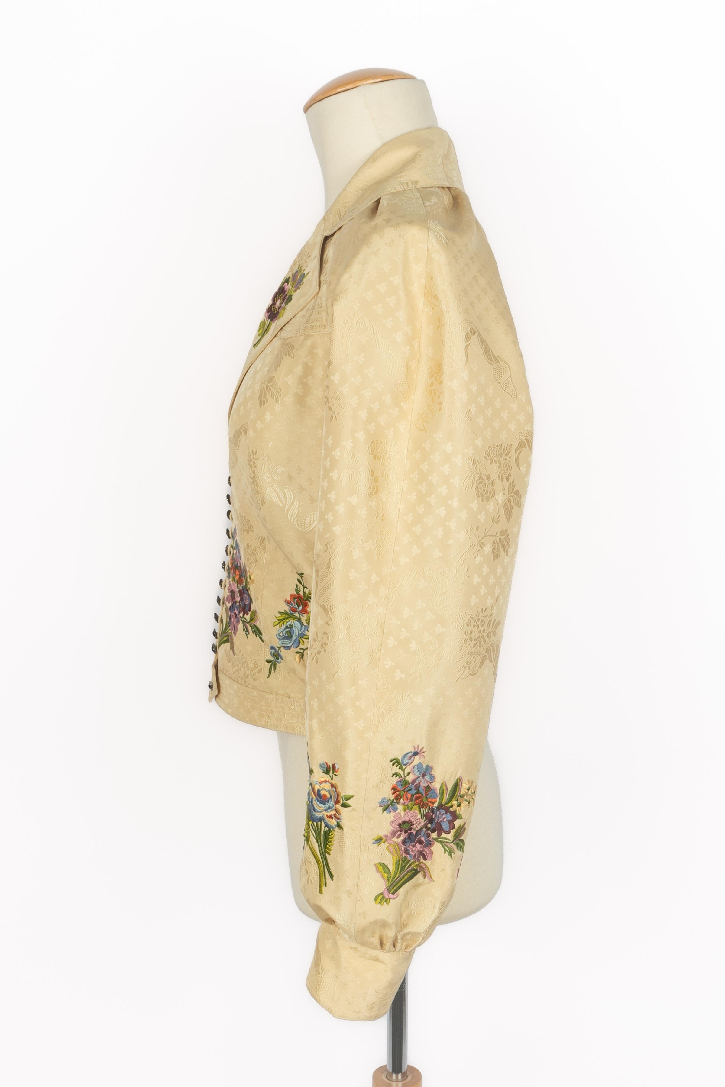 DIOR - (Fabricado en Francia) Chaqueta corta de seda bordada con un motivo floral multicolor. Se indica la talla 36FR. Una Colección circa 2002 bajo la dirección artística de John Galliano.

Estado:
Muy buen estado

Dimensiones:
Anchura de los