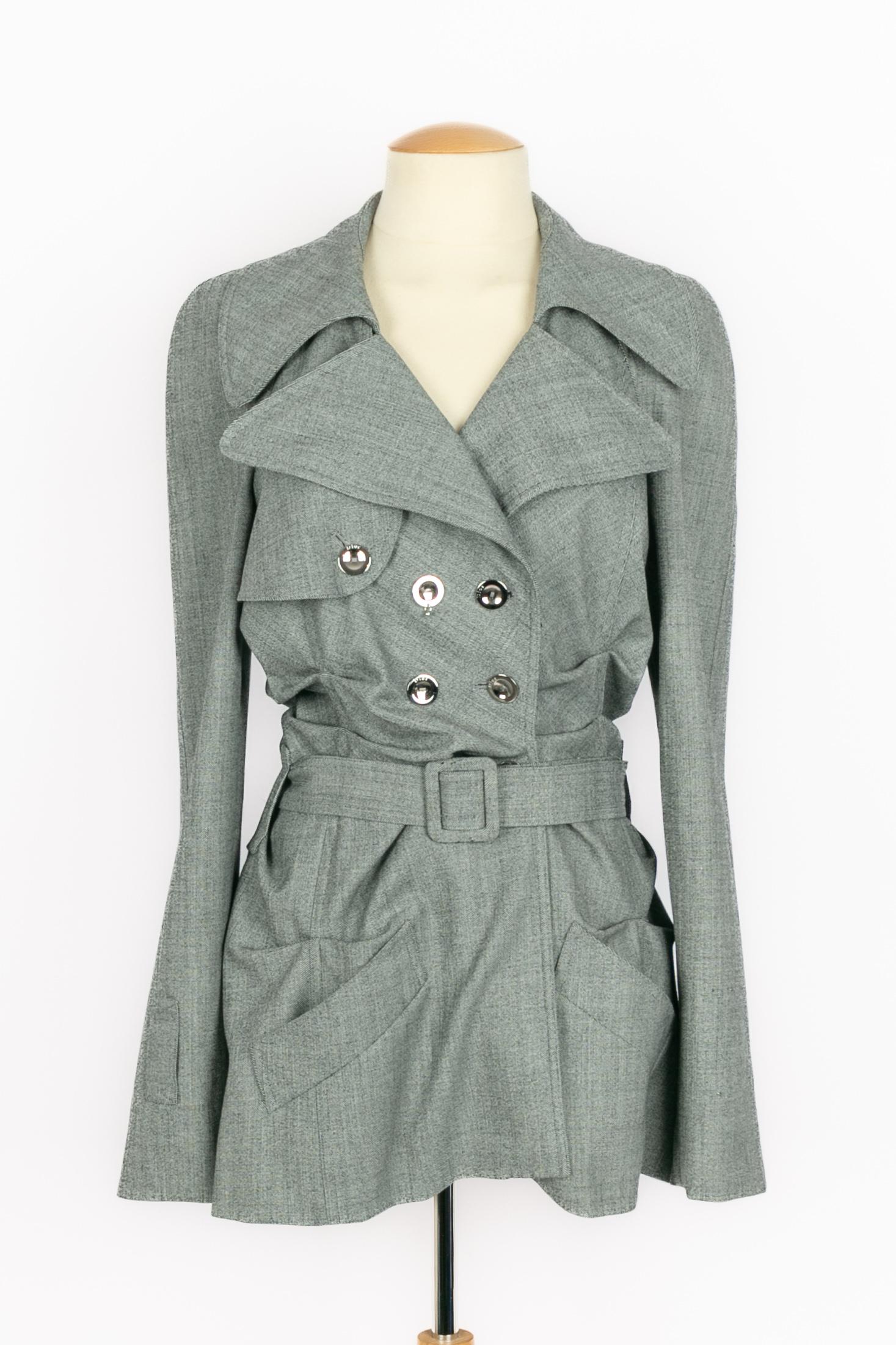DIOR - (Made in Italy) Gray blended wool jacket pleated on the front. Size 38FR indicated. A 2004 Collection under the artistic direction of John Galliano.

Condition:
Very good condition

Dimensions:
Shoulder width: 42 cm - Chest: 48 cm - Sleeve