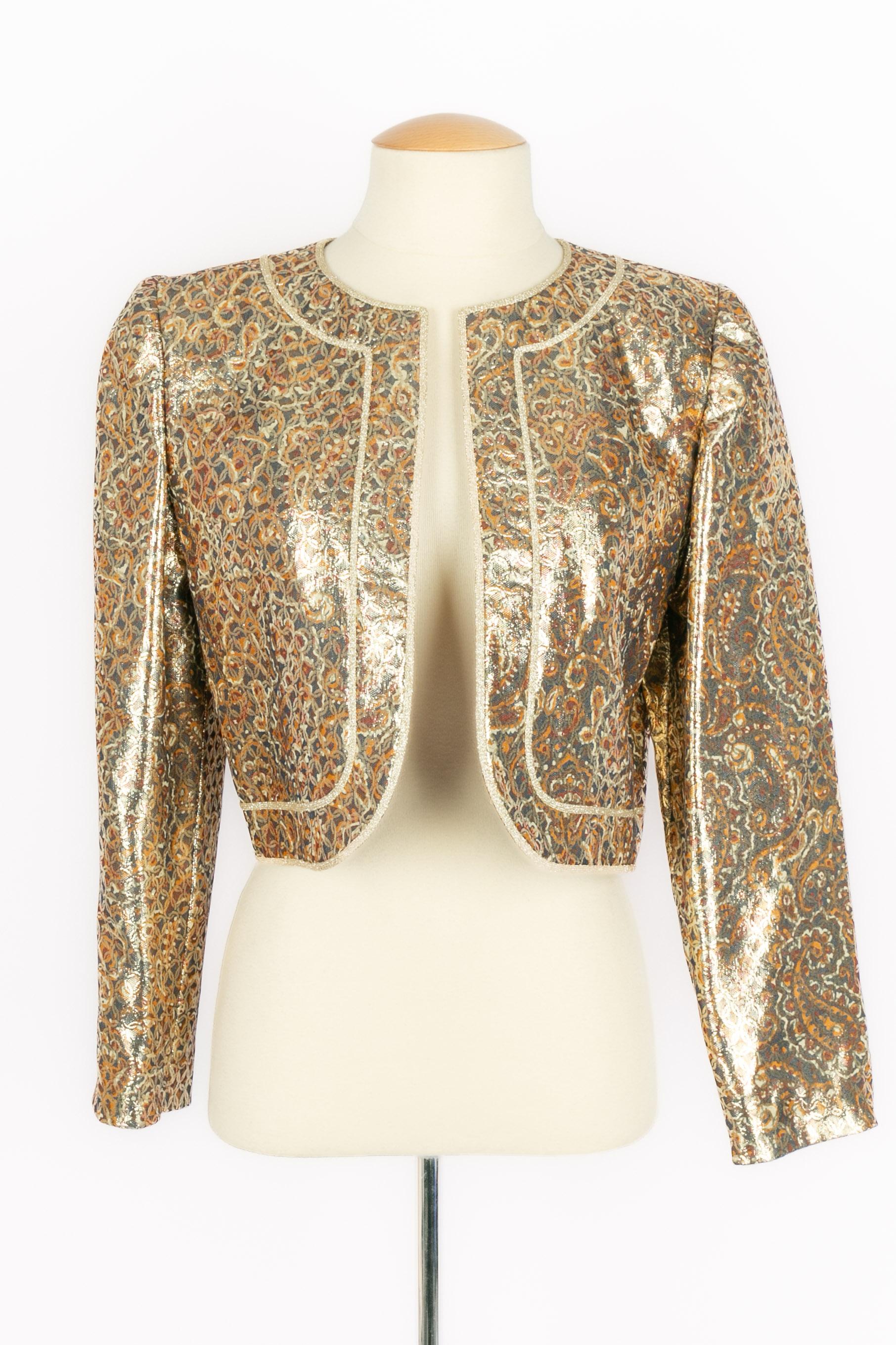 DIOR - (Made in France) Short patterned lurex thread jacket in golden, orange, and red tones. No size indicated, it fits a 36FR. 1985 Fall-Winter Haute Couture Collection, under the artistic direction of Marc Bohan.

Condition:
Very good