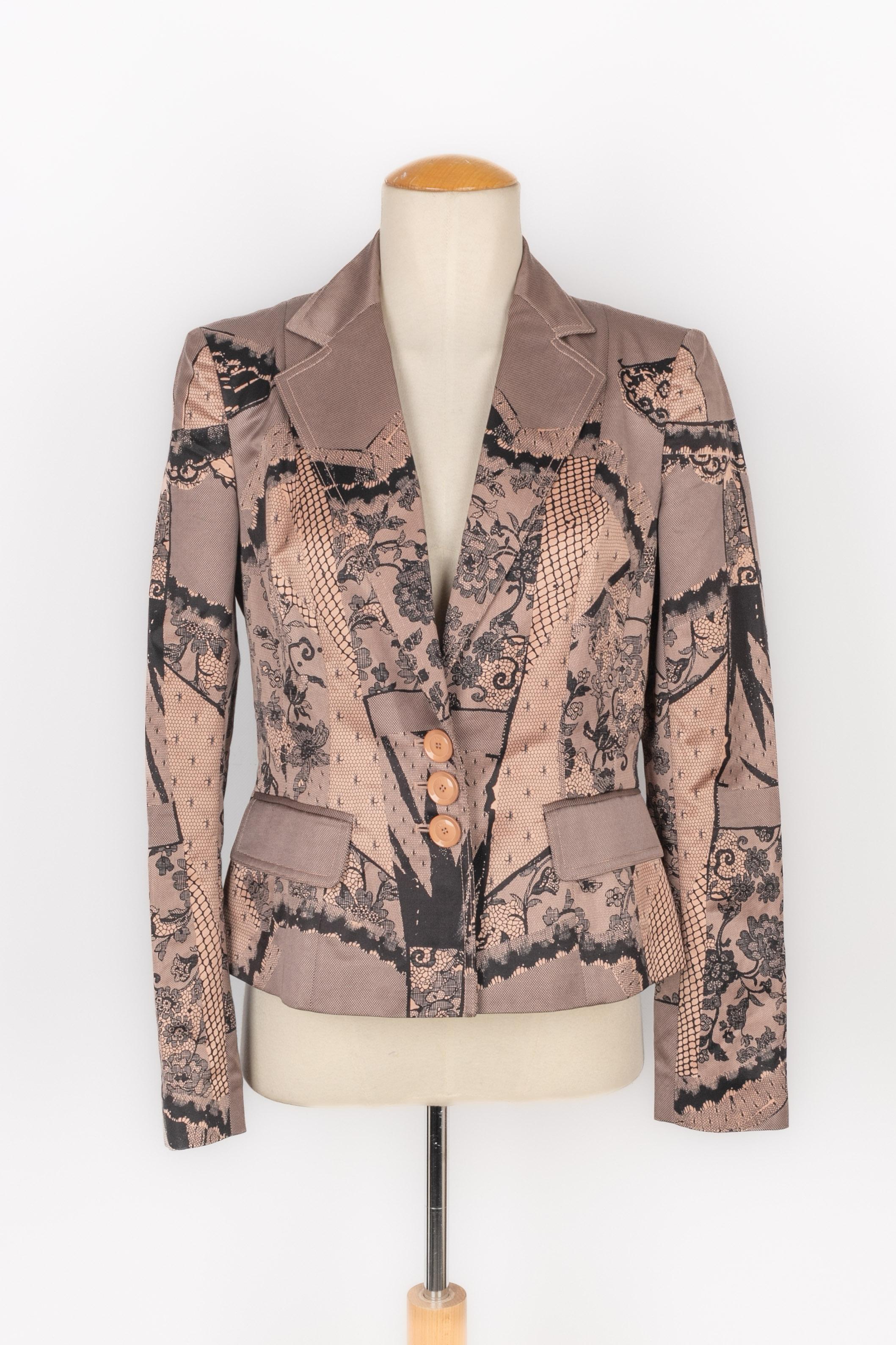 DIOR - (Made in Italy) Pink tone jacket printed with a black lace pattern. Size 38FR. 2006 Spring-Summer Collection, under the artistic direction of John Galliano.

Condition:
Very good condition

Dimensions:
Shoulder width: 35 cm - Chest: 47 cm -