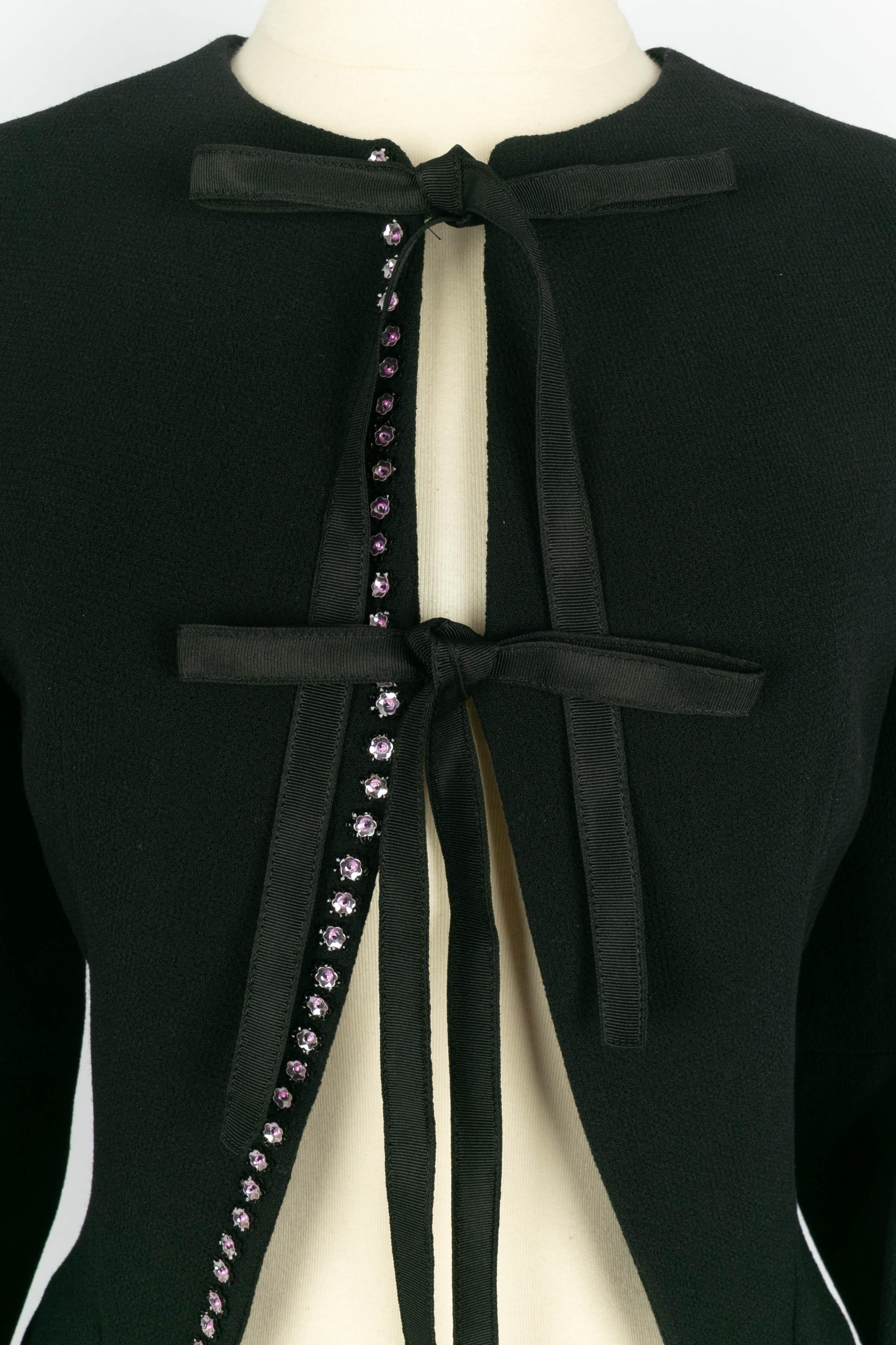 DIOR - (Made in France) Black wool jacket embroidered with a pearl flower pattern with pink and black sequins. Size 36FR indicated. 2015 Spring-Summer Collection under the artistic direction of Raf Simons.

Condition:
Very good