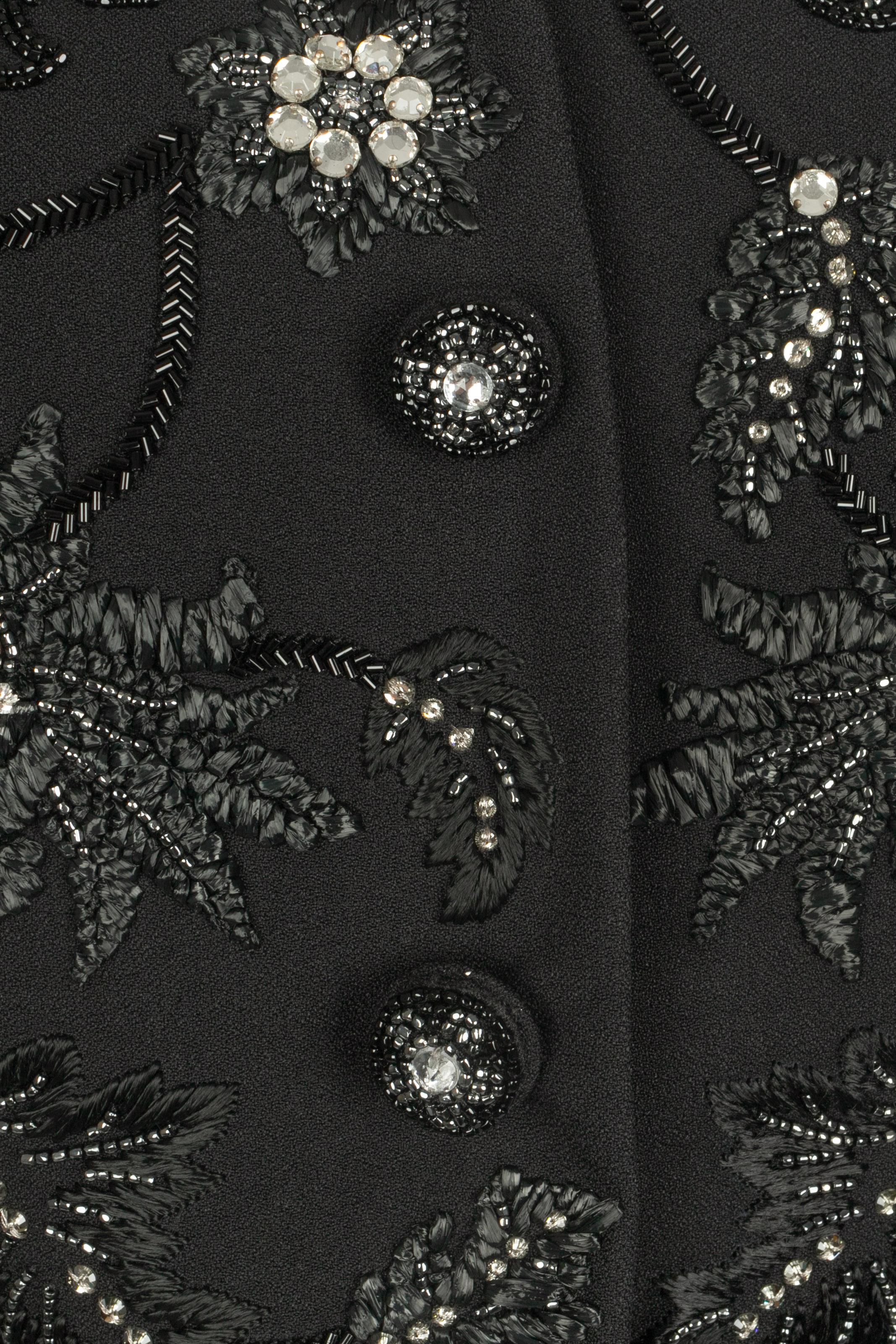 DIOR - (Made in France) Giacca nera in stile bar ricamata con un motivo floreale, perle e strass. Taglia 38FR indicata. Collezione Autunno-Inverno 2007 sotto la direzione artistica di John Galliano.

Condizioni:
Ottime