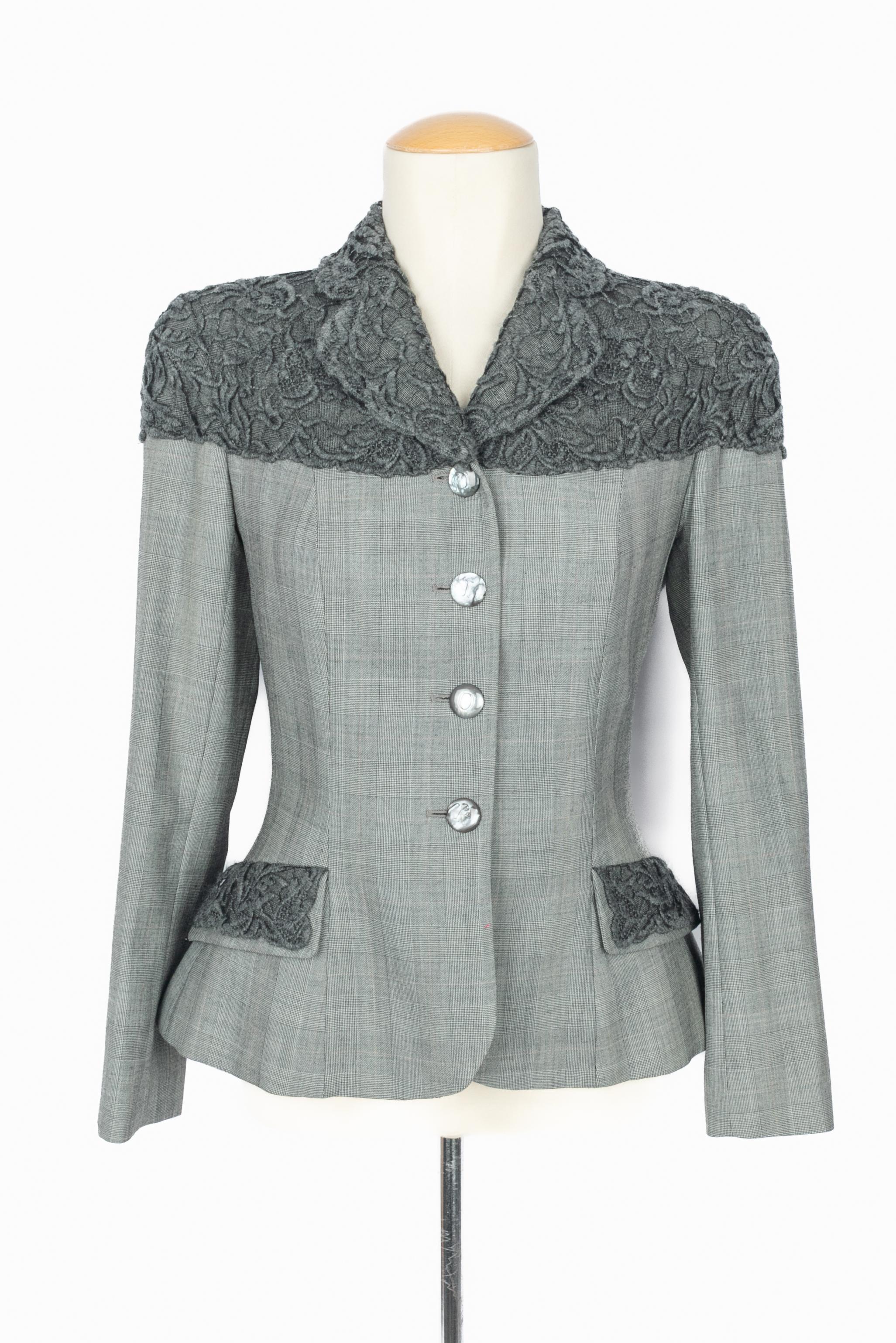 DIOR - (Made in France) Wolljacke mit Schottenmuster in Grau-, Schwarz- und Weißtönen. Der obere Teil der Jacke und die Taschenaufschläge sind mit einer grauen Kaschmirspitze besetzt. Größe 36FR angegeben. Herbst-Winter Collection 2007 unter der