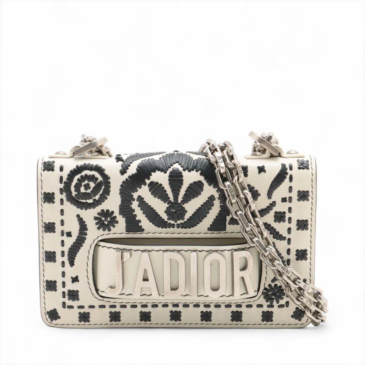 Die Christian Dior J'Adior Umhängetasche aus besticktem Leder in Weiß ist ein raffiniertes und vielseitiges Accessoire, das die moderne Eleganz des Hauses unterstreicht. Sie ist aus geschmeidigem weißem Leder gefertigt und mit einer aufwendigen