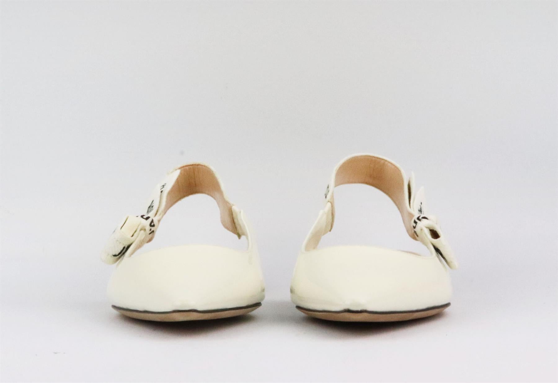 These ‘J’Adior’ flats by Christian Dior have been made in Italy from ecru patent-leather in a point-toe silhouette with a slight 19mm heel, the slingback strap is finished with the brand’s iconic logo. Rubber sole measures approximately 19 mm/ 0.75
