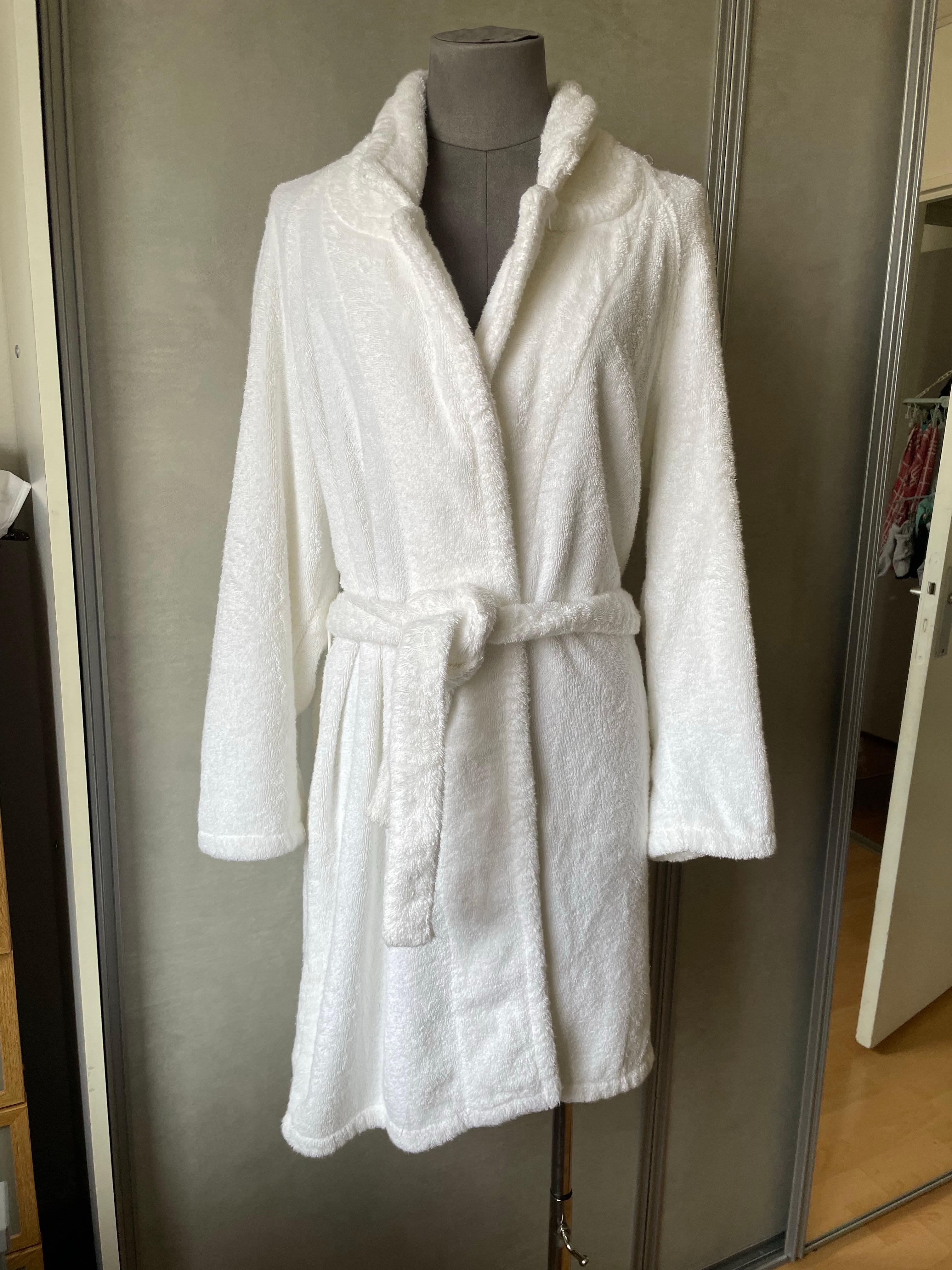 CHRISTIAN DIOR. Schöner Bademantel aus Baumwolle der Marke Dior. Ikonische Aufschrift 