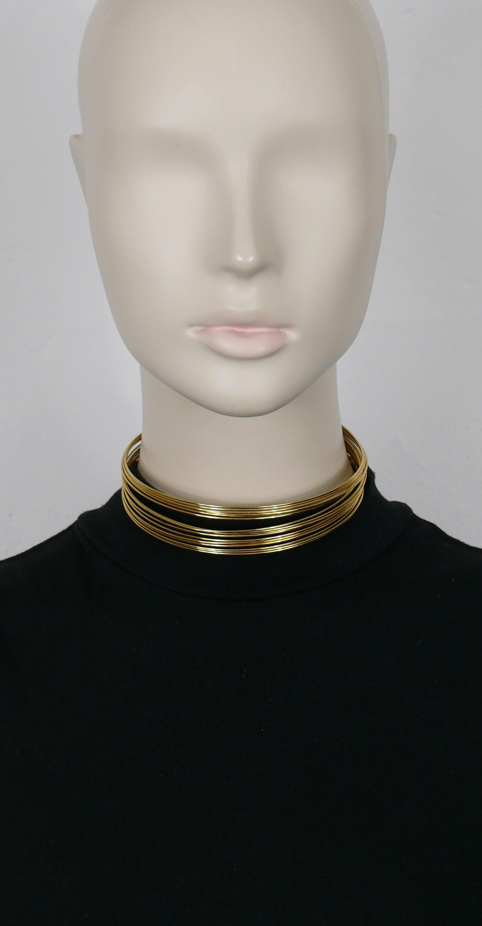 CHRISTIAN DIOR iconic J'ADORE gold tone wire choker necklace.

Small model.

Created by French parurier HERVE VAN DER STRAETEN for DIOR.

Embossed J'ADORE on the hilts.
Embossed DIOR.

Adjustable hook clasp closure.

Indicative measurements : inner