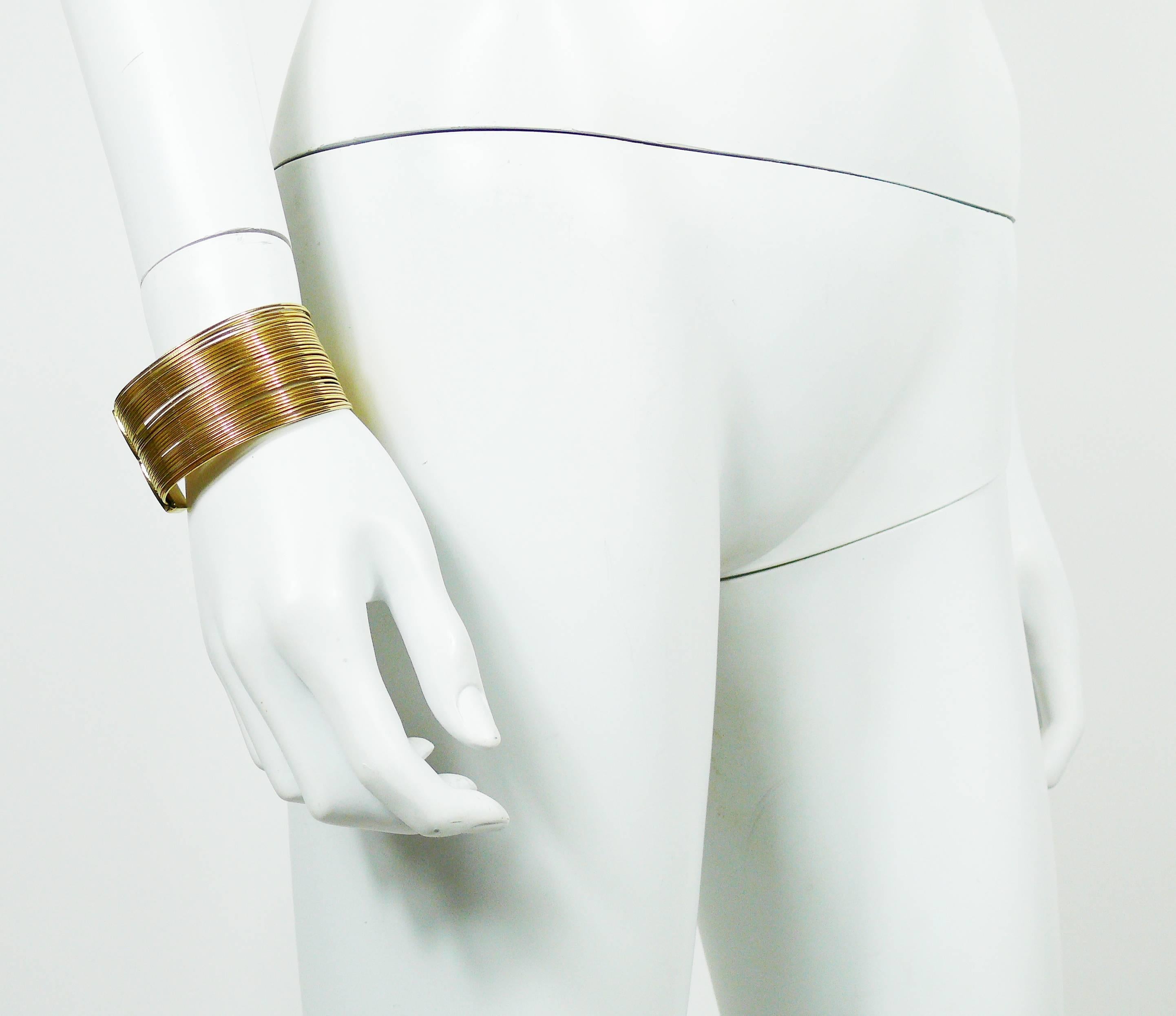 Christian Dior J'Adore Goldfarbenes Set aus Choker und Manschettenarmband aus Draht 5