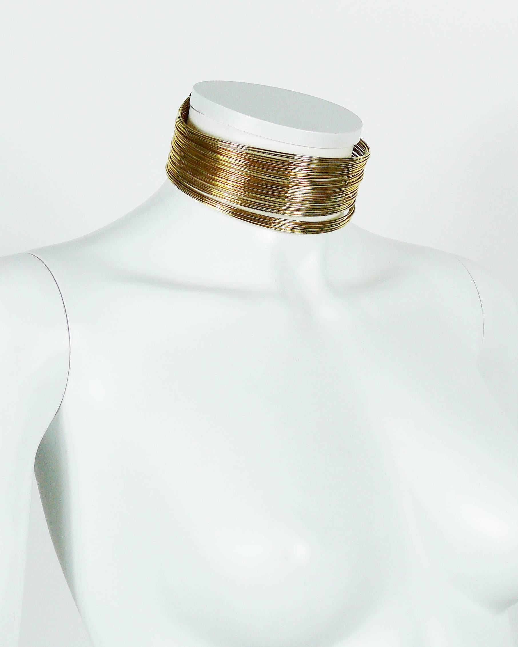 Christian Dior J'Adore Goldfarbenes Set aus Choker und Manschettenarmband aus Draht 1
