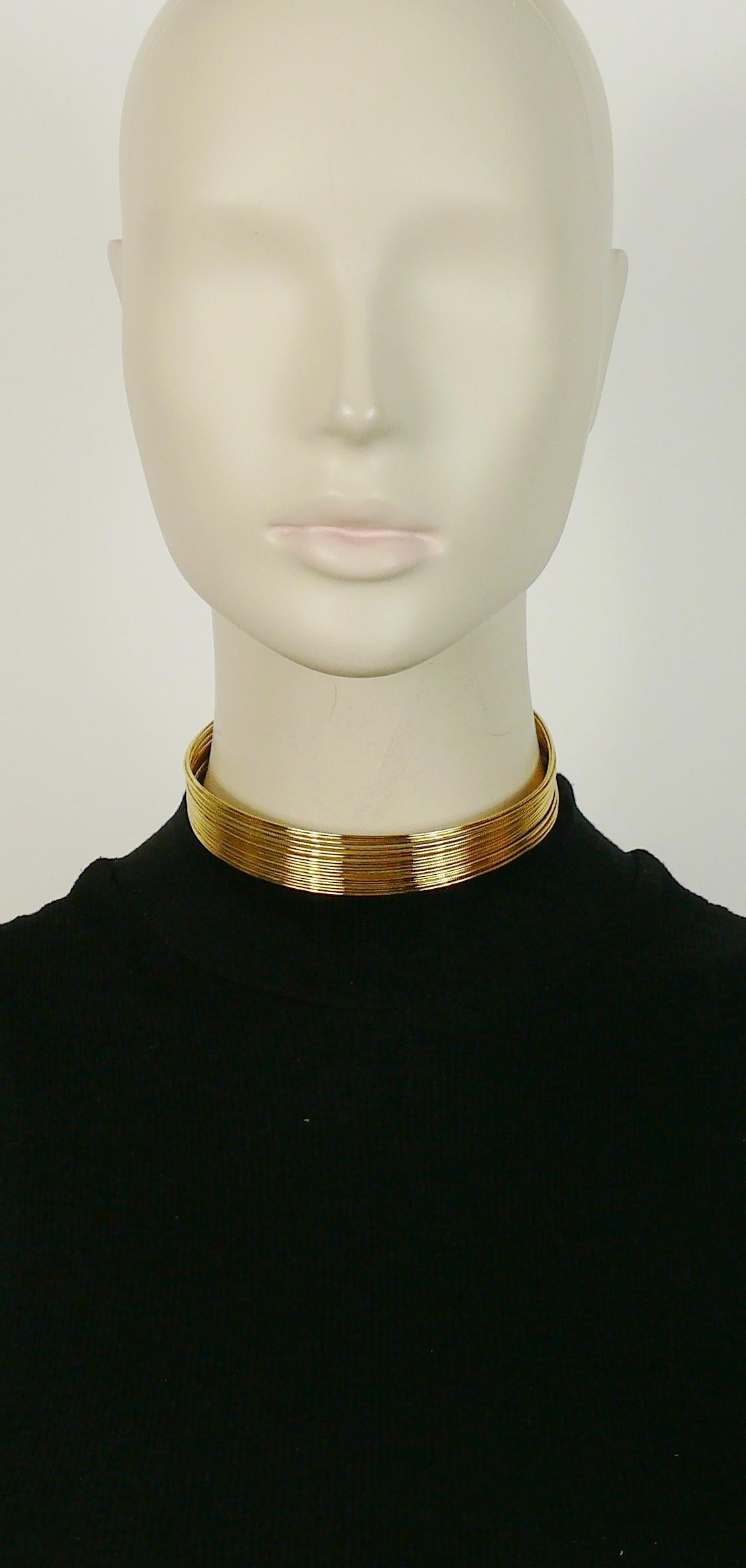Collier ras du cou en fil d'or CHRISTIAN DIOR iconique J'ADORE. 

Créé par le parurier français HERVE VAN DER STRAETEN pour DIOR. 

Gaufrage J'ADORE sur les poignées. 
Embossé DIOR. 

Mesures indicatives : circonférence intérieure maximale d'environ