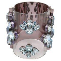 Christian Dior Manschettenarmband aus pulverrosa Metall und klarem Plexiglas mit Juwelen, 2013