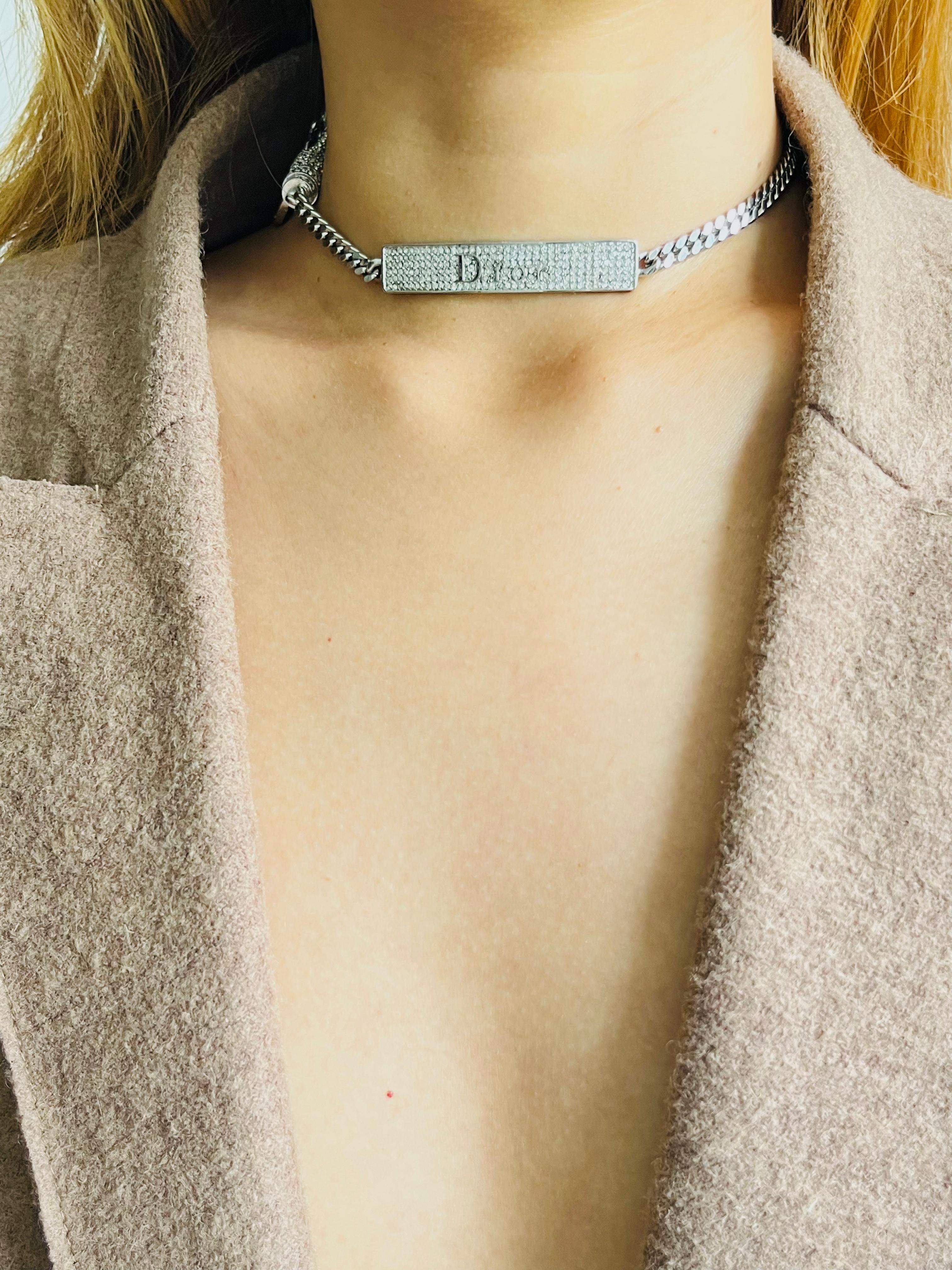CHRISTIAN DIOR John Galliano 2003 Logotipo Cristales Duros Collar Gargantilla de Plata en venta 2
