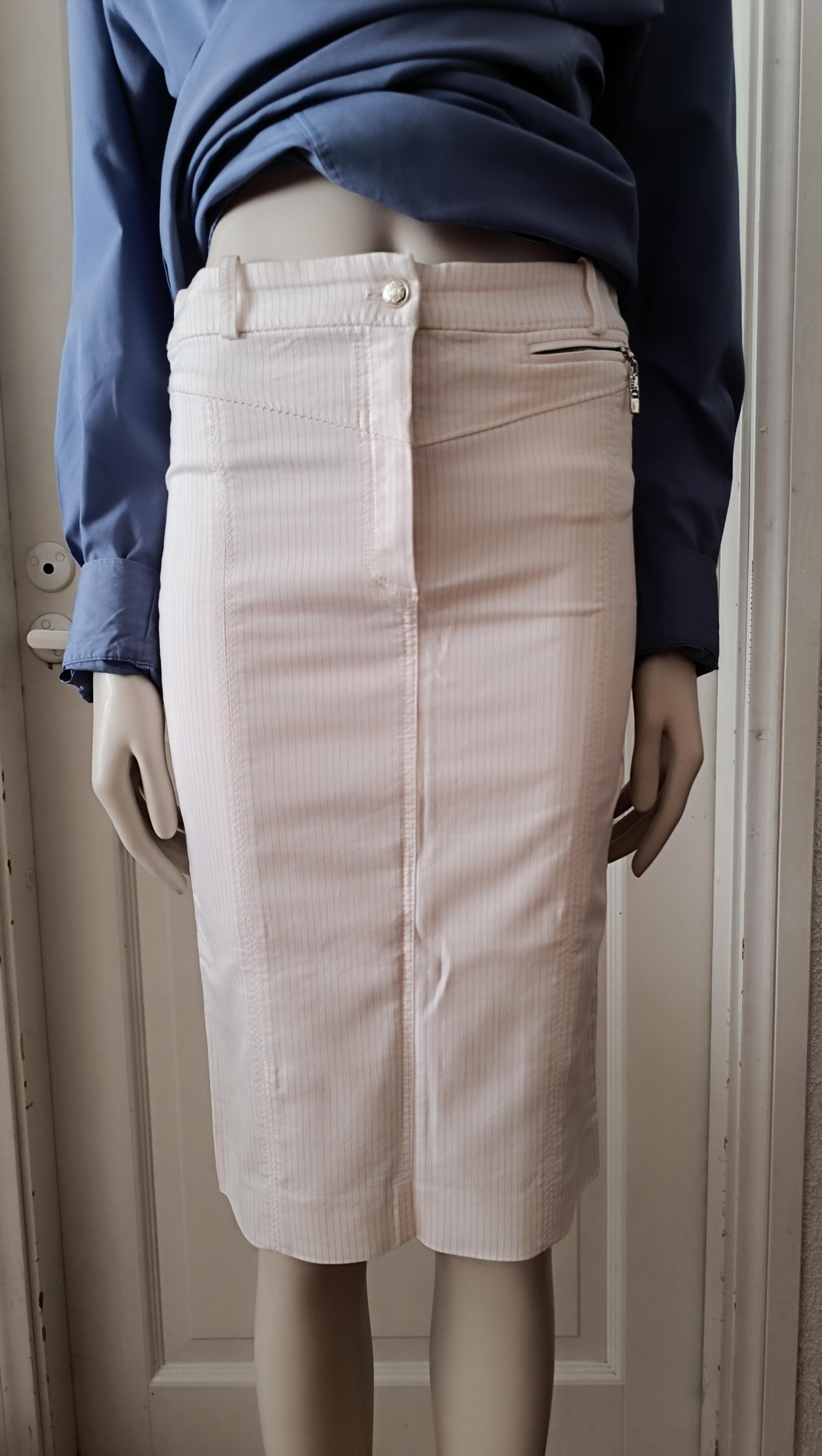 Christian Dior & John Galliano 2005 pencil cotton Skirt logo buttonY2K
John Galliano for Christian Dior
Collection: Christian Dior 2005
Country of production: Portugal
Christian Dior style: 5P12033470
Dimensions
Marked Size: 38 Fr 6 US 42 It
Color: