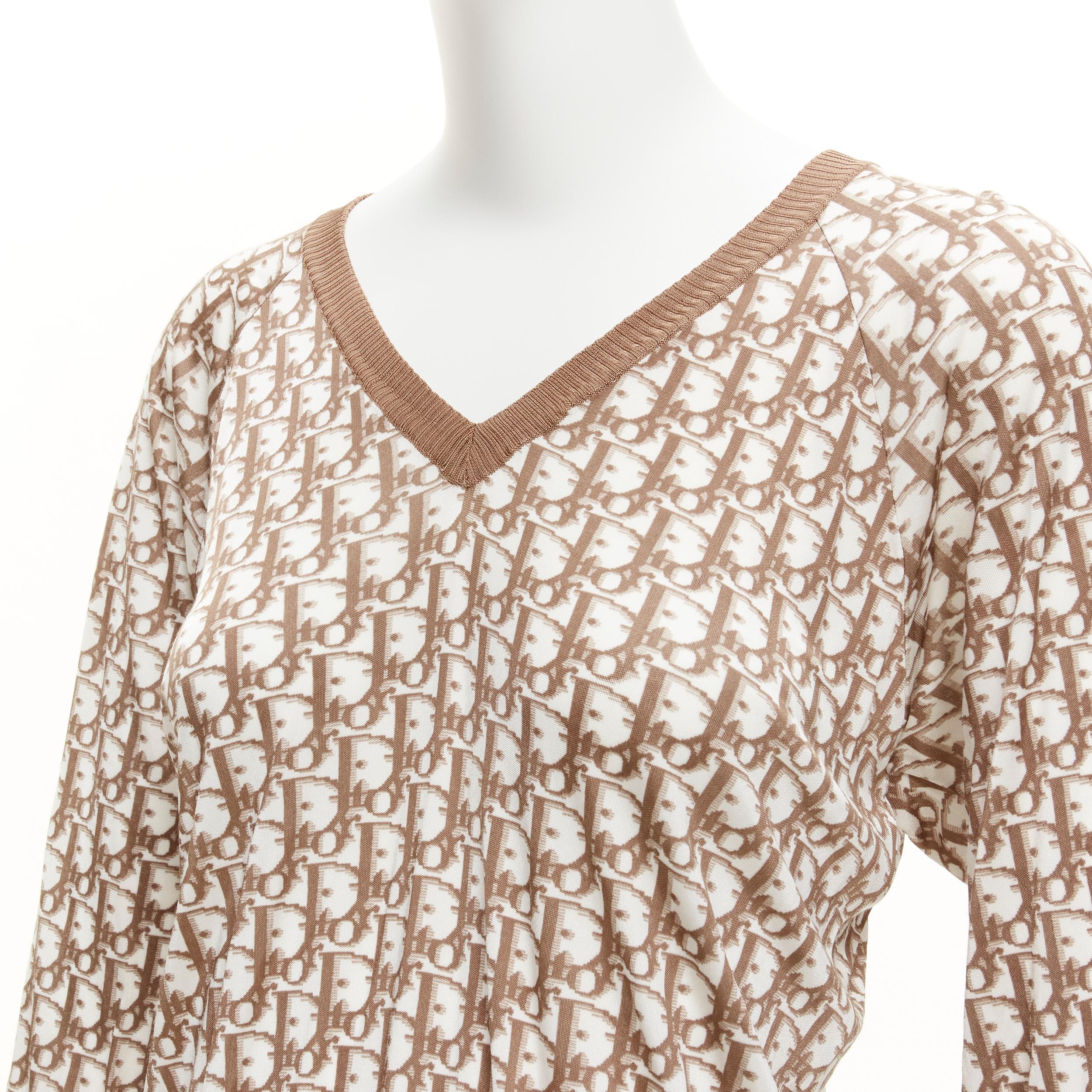 CHRISTIAN DIOR John Galliano 2005 Vintage brown CD trotter monogram sweater FR38 M
Reference: TGAS/D00052
Brand: Christian Dior
Designer: John Galliano
Collection: Spring 2005
Material: Viscose
Color: Bronze, White
Pattern: Monogram
Closure: