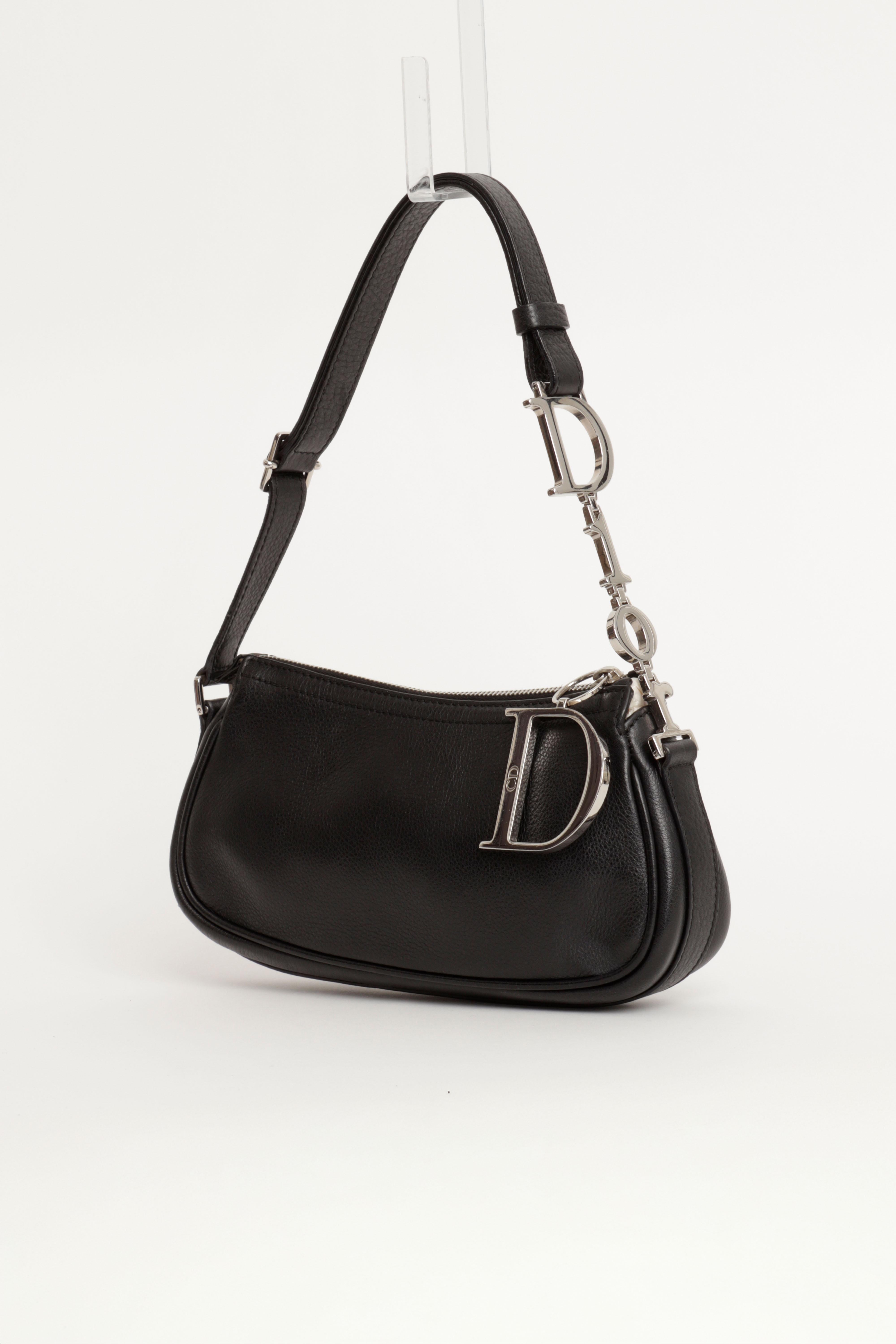 SAC BAGUETTE DIOR BY JOHN GALLIANO AVEC BANDOULIÈRE À LOGO ÉPELÉ EN CUIR NOIR 

Super rare sac baguette vintage Christian Dior by John Galliano en cuir noir avec logo, de la collection 2004. Le sac présente un extérieur en cuir noir, des accessoires