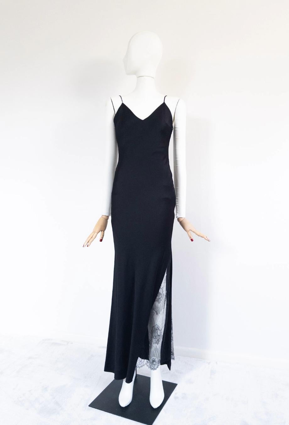 Pieza exquisita de los archivos de Christian Dior, este vestido negro de la colección Primavera/Verano 1999 encarna el espíritu del romanticismo oscuro. Confeccionado en crepé negro brillante, cae con fluidez sobre el cuerpo, su silueta cortada al