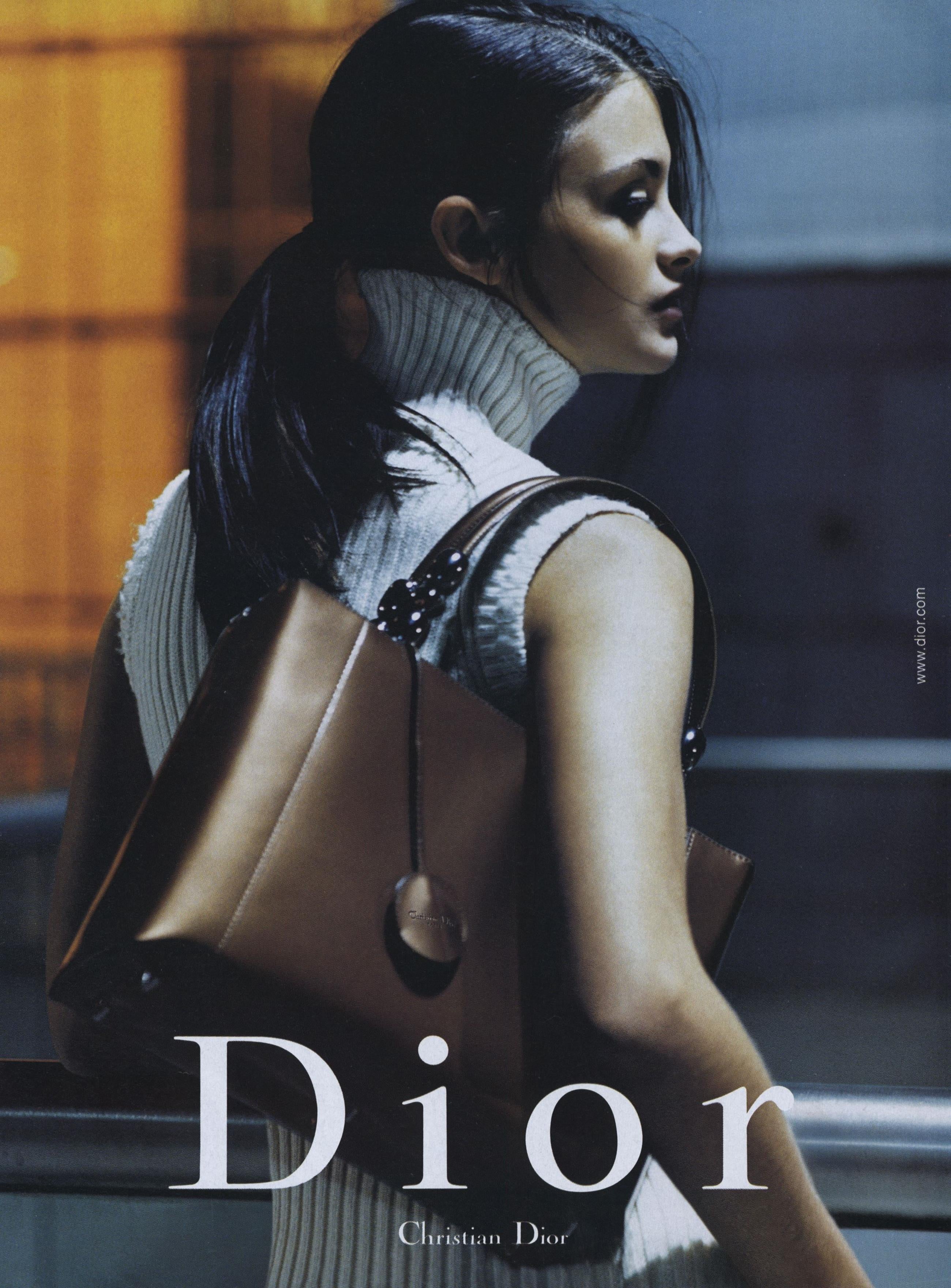 Gilet Christian Dior & John Galliano F/W 1999
John Galliano pour Christian Dior
Collectional : F/W 1999
CAMPAGNE PUBLICITAIRE : VOGUE PARIS OCT 1999 ; MANNEQUIN : TRISH GOFF ; PHOTOGRAPHE : PATRICK DEMARCHELIER.
Christian Dior style :
