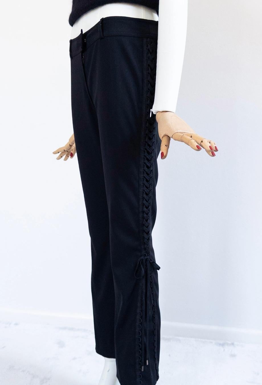 Ce pantalon noir à lacets latéraux de Christian Dior, datant de l'époque de John Galliano, est tout à fait unique. Confectionnée en France dans un mélange de laine douce, elle est ornée d'un laçage de style corset de chaque côté, un détail qui