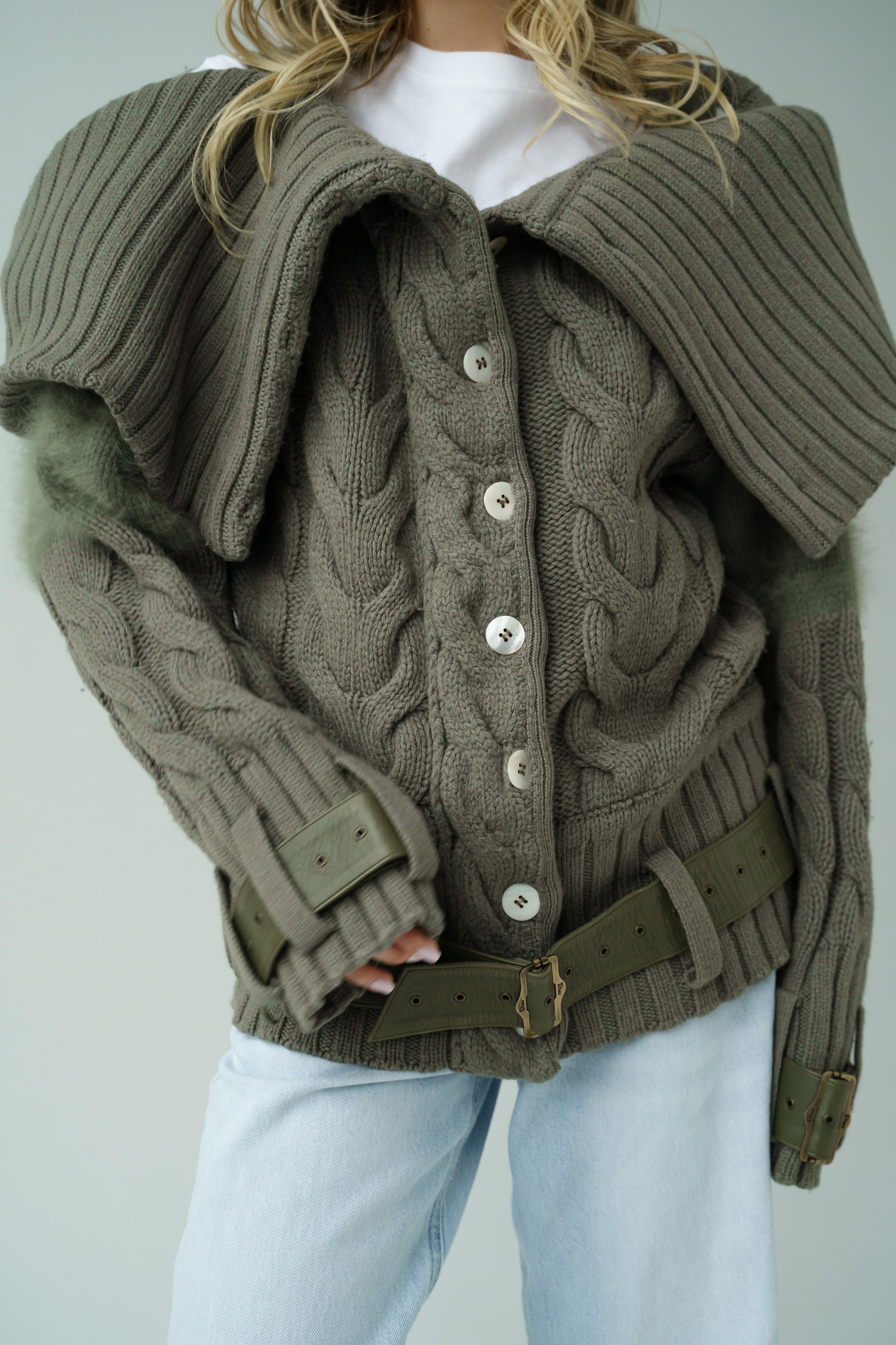 Christian Dior & John Galliano F/W 2003 Cardigan en maille
John Galliano pour Christian Dior
Collectional : F/H 2003
Style Christian Dior : 3A13022020
Pays de fabrication : France
MATERIAL : 81% Laine, 12% lapin, 4% cachemire, 3% polyamide