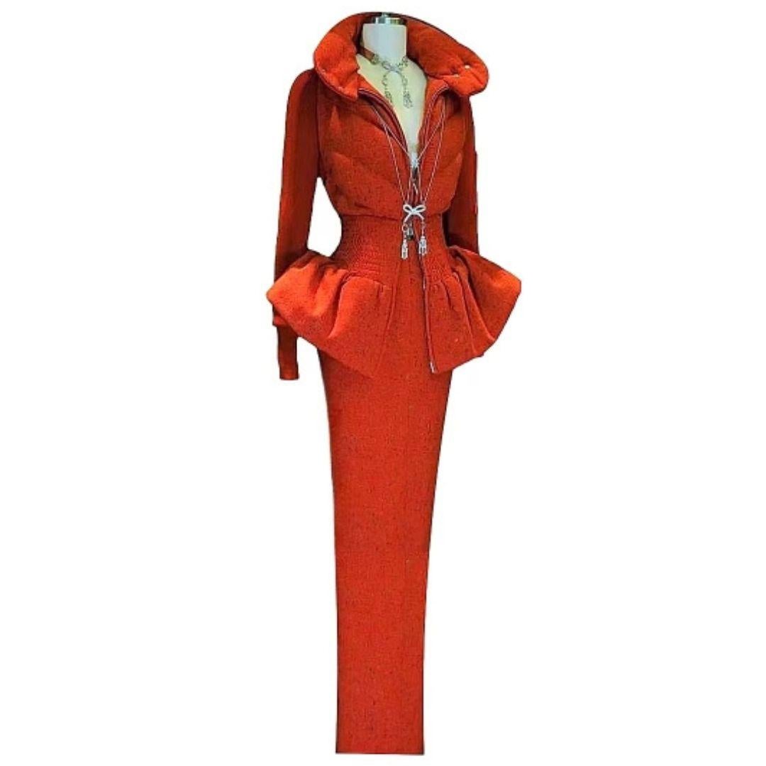 Christian Dior John Galliano Vintage Orange tailleur jupe Taille 36FR - John Galliano pour Christian Dior. La jupe orange a une fente haute sur le côté.