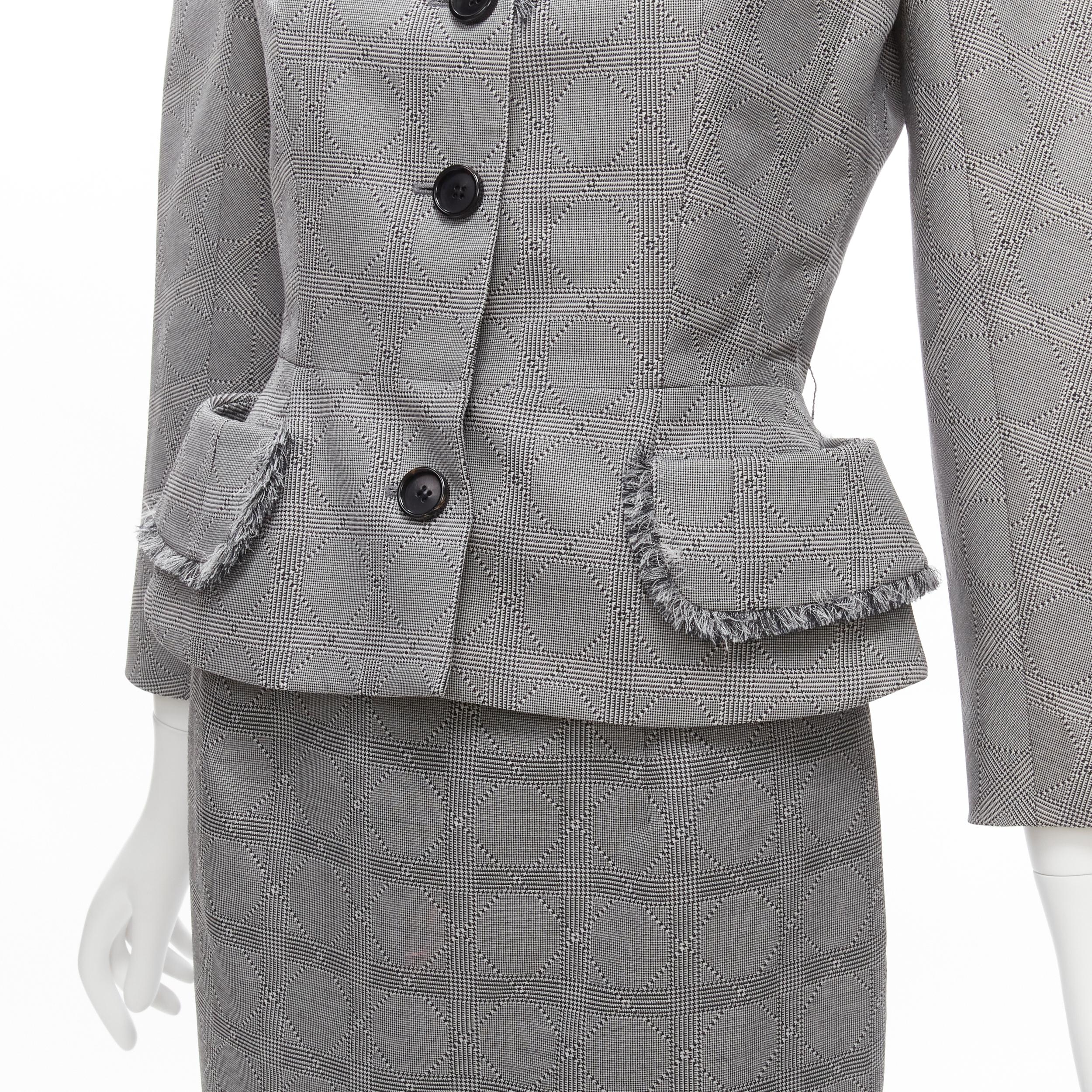 CHRISTIAN DIOR John Galliano Vintage grey houndstooth check bar jacket blazer skirt FR36 S
Reference: TGAS/D00298
Brand: Christian Dior
Designer: John Galliano
Material: Wool, Silk
Color: Grey, White
Pattern: Houndstooth
Closure: Button
Lining: