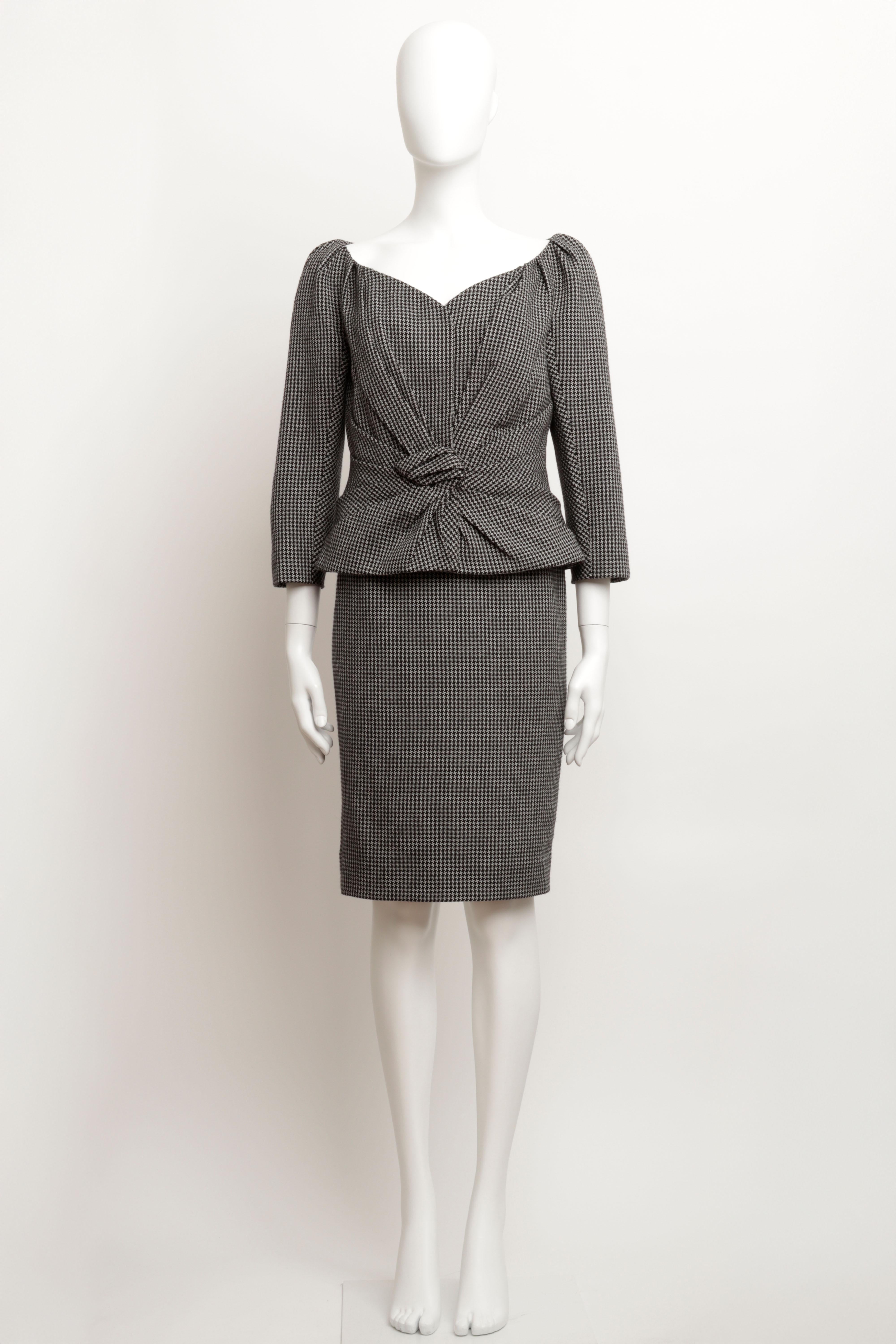 Christian Dior by John Galliano for Christian Dior, completo sartoriale con gonna a ruota in pied de poule di medio peso. La giacca ha un bellissimo scollo basso con chiusura a bottoni nascosta e un'arricciatura sulla scollatura e in vita. Gonna