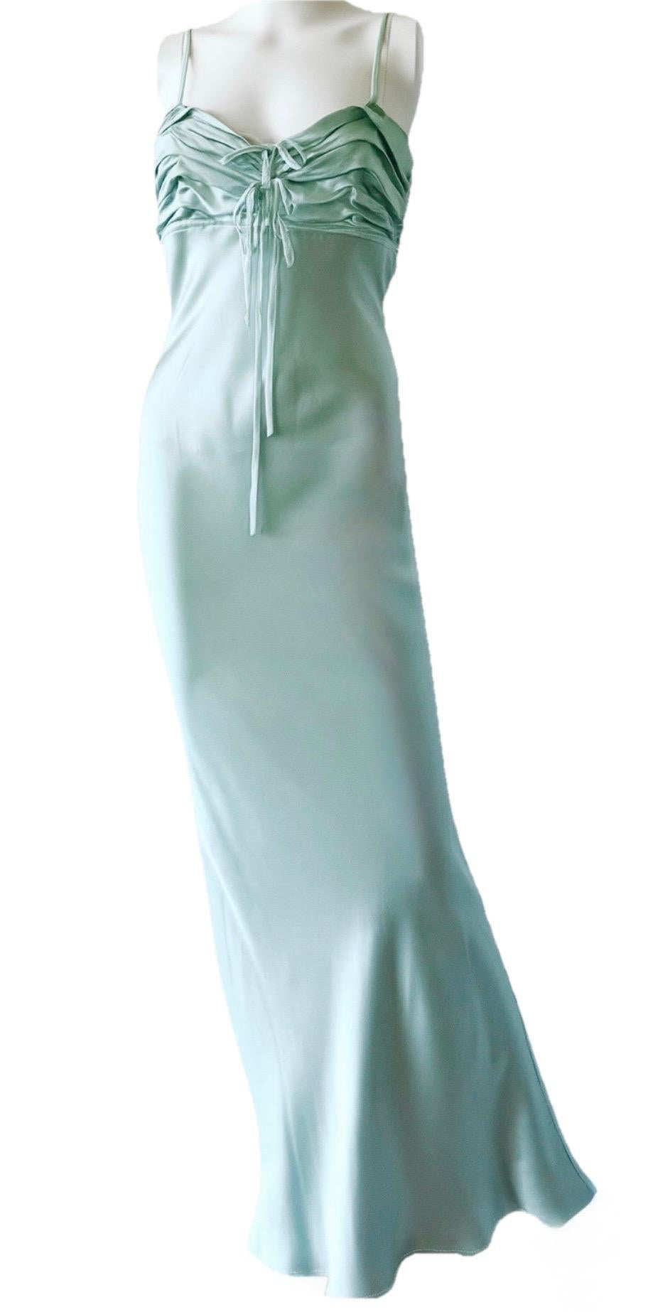 Un conjunto extraordinario de Christian Dior por John Galliano, hacia 2004.

El vestido es un slip luminoso de seda verde mar, cortado al bies para conseguir una silueta fluida que recorre el cuerpo. Presenta un corpiño superior drapeado con un lazo