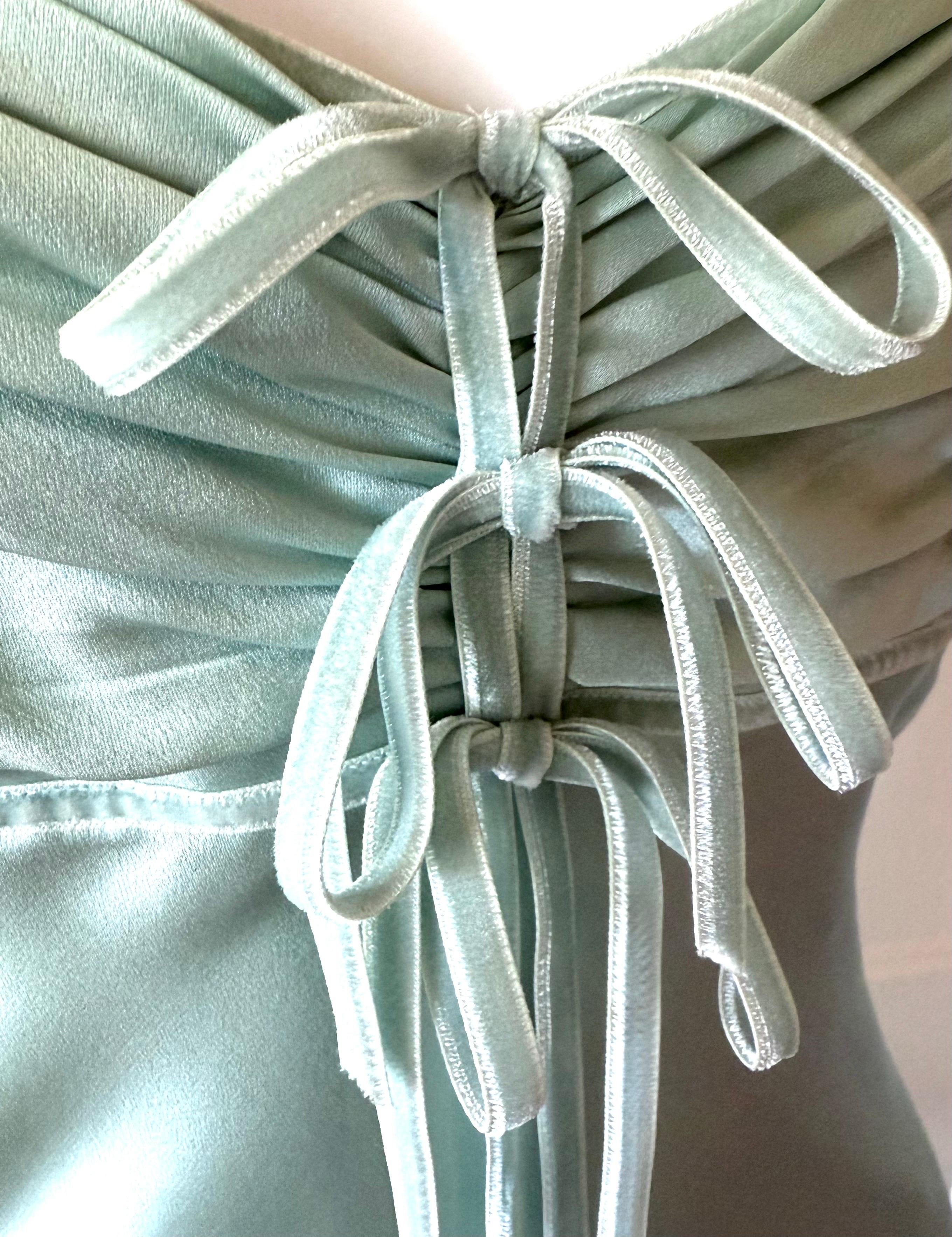 CHRISTIAN DIOR JOHN GALLIANO Raro conjunto 2004 de bata de seda y capelina de plumas en venta 1