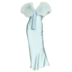 CHRISTIAN DIOR JOHN GALLIANO Raro conjunto 2004 de bata de seda y capelina de plumas