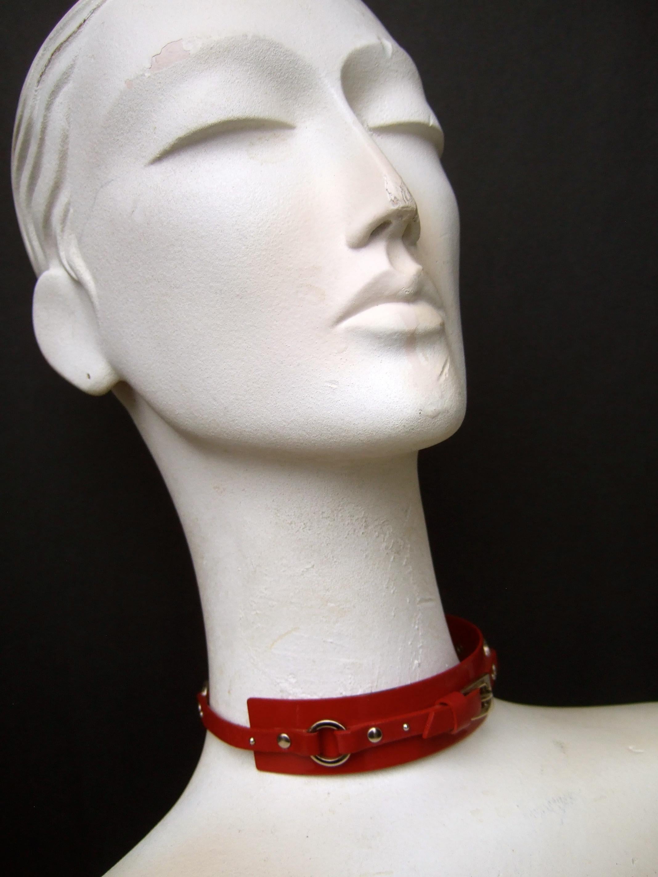 Christian Dior John Galliano Collier ras du cou rouge en cuir et métal, vers 2005 en vente 5