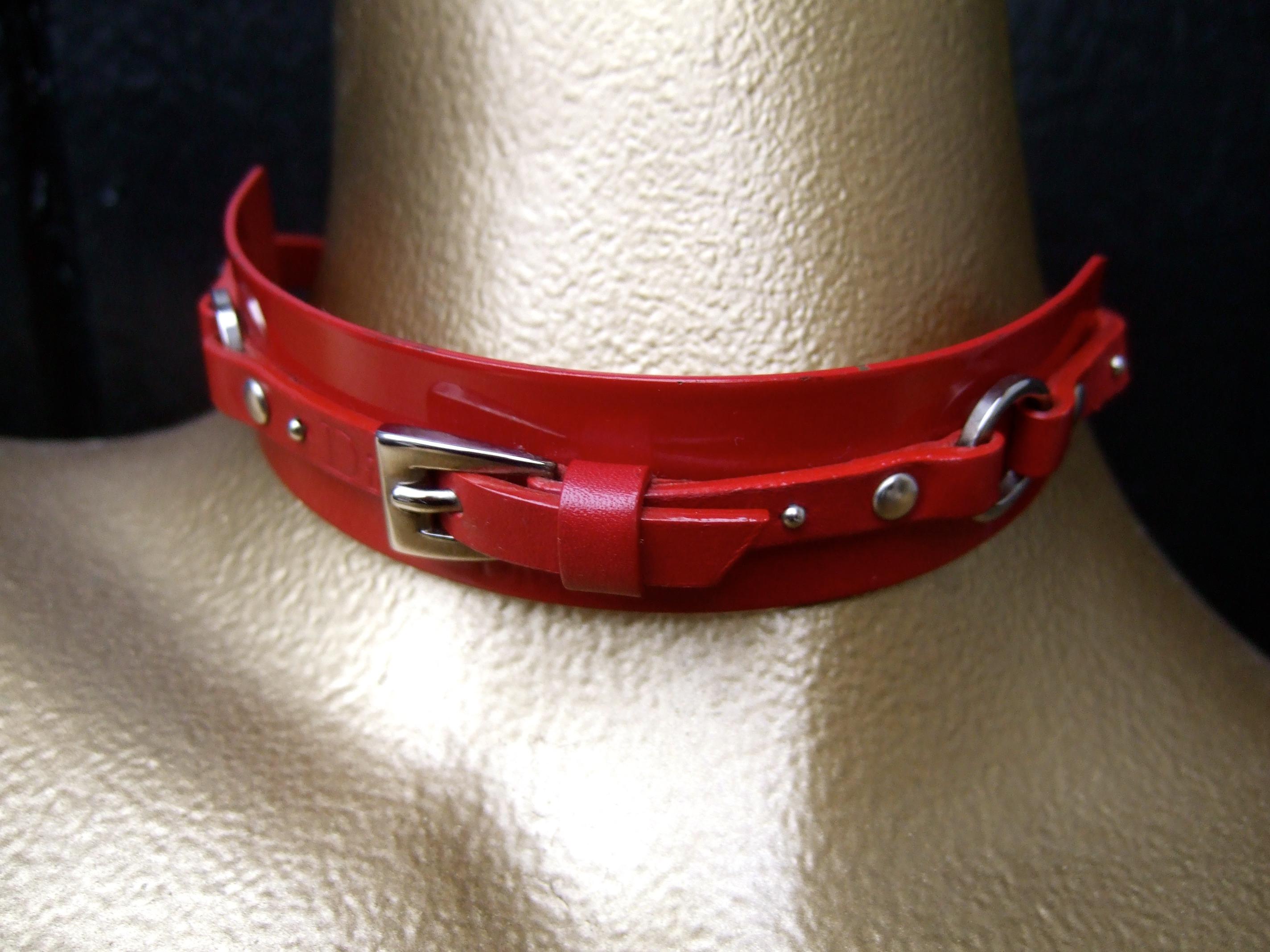 Contemporain Christian Dior John Galliano Collier ras du cou rouge en cuir et métal, vers 2005 en vente
