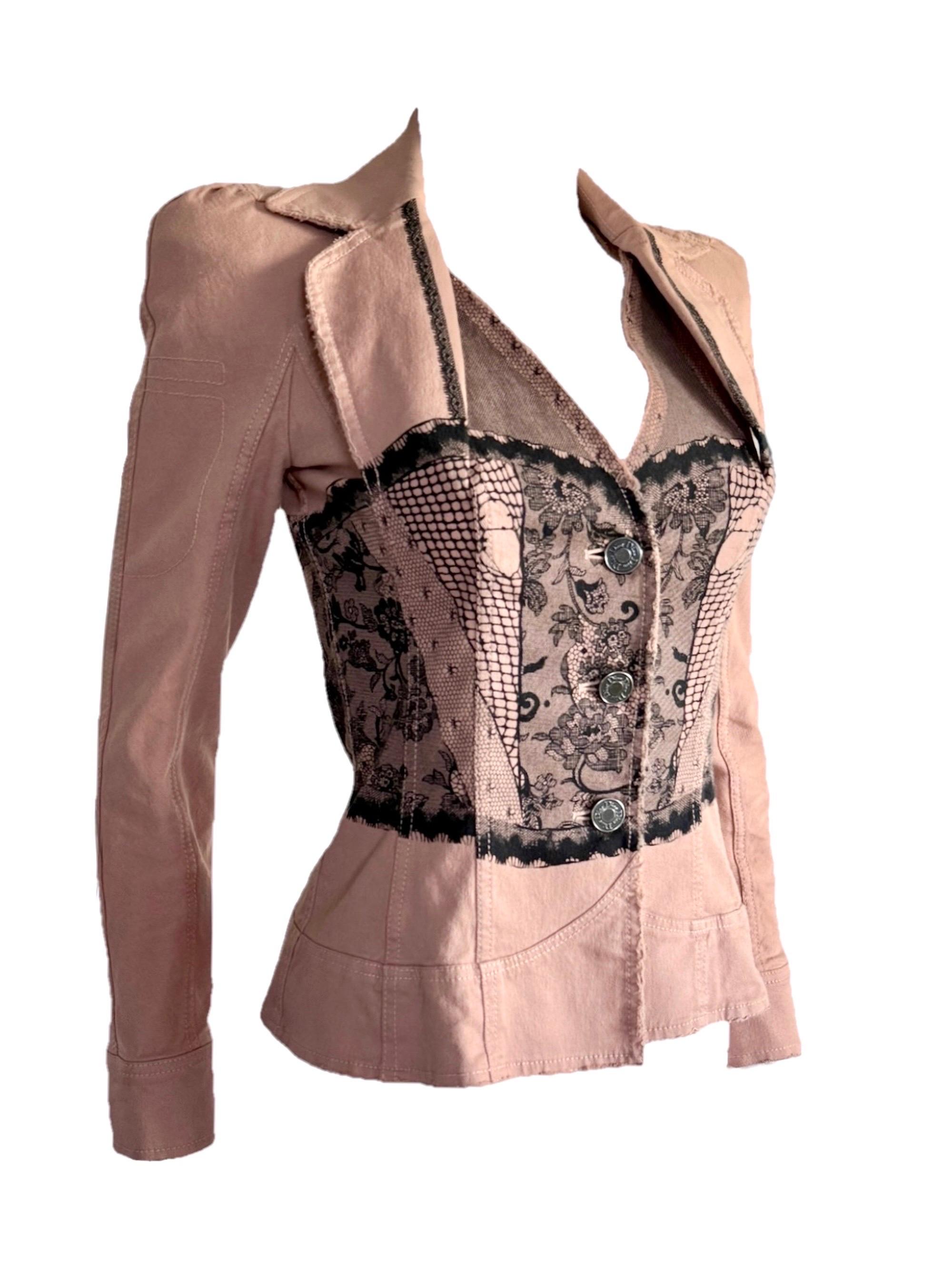 Como se vio en la campaña de la modelo Stella Tennant fotografiada por Nick Knight, esta chaqueta de colección de la pasarela de la colección Primavera/Verano 2006 de Dior captura la maestría de John Galliano en la sastrería femenina con un toque de