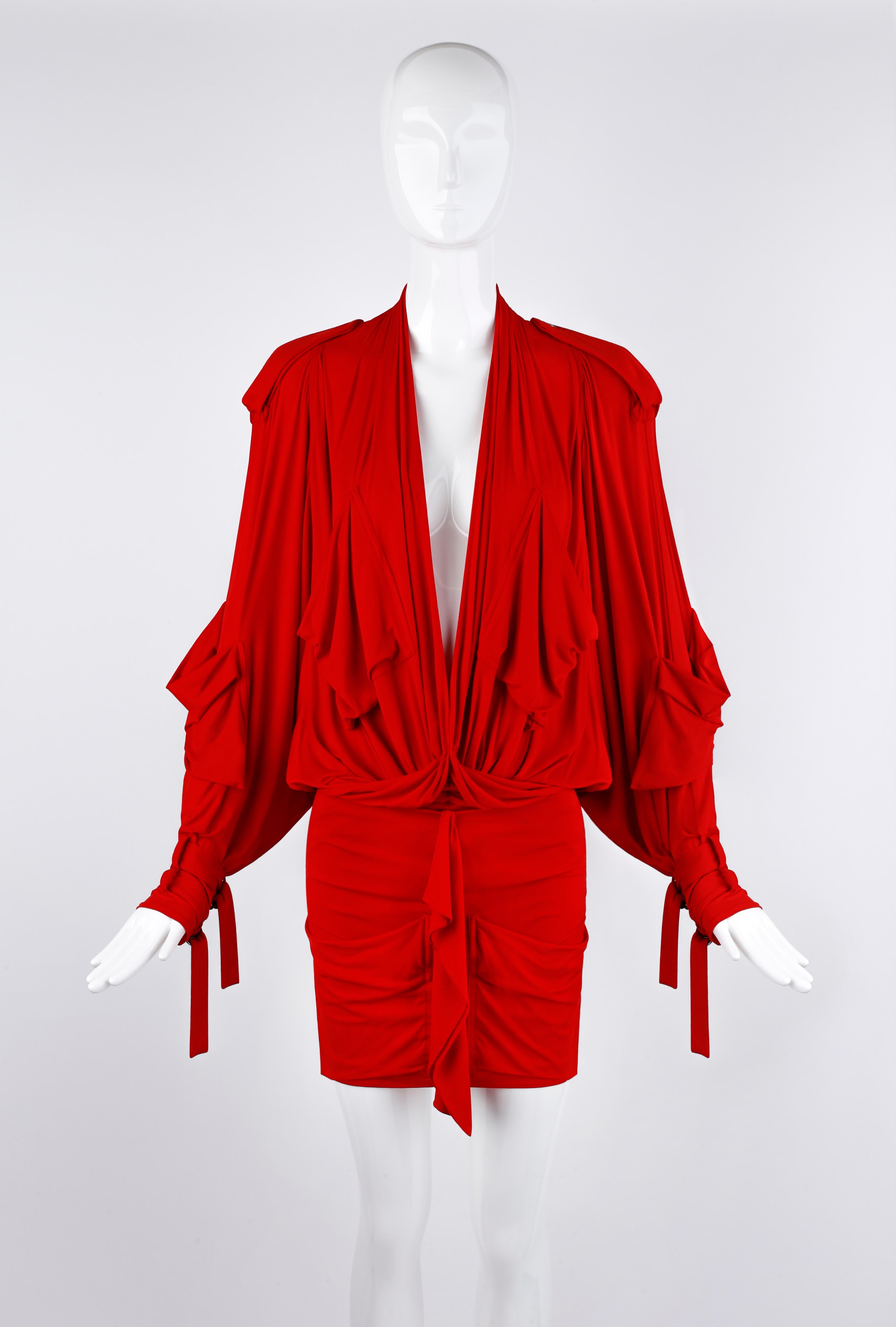 Entworfen von John Galliano für die Frühjahr/Sommer-Kollektion 2003 von Christian Dior. Überdimensioniertes Design mit sorgfältig ausgearbeitetem Sexappeal. Vorne geraffte/geschlitzte und hinten geschlitzte Drapierung. Übergroße Fledermausärmel mit