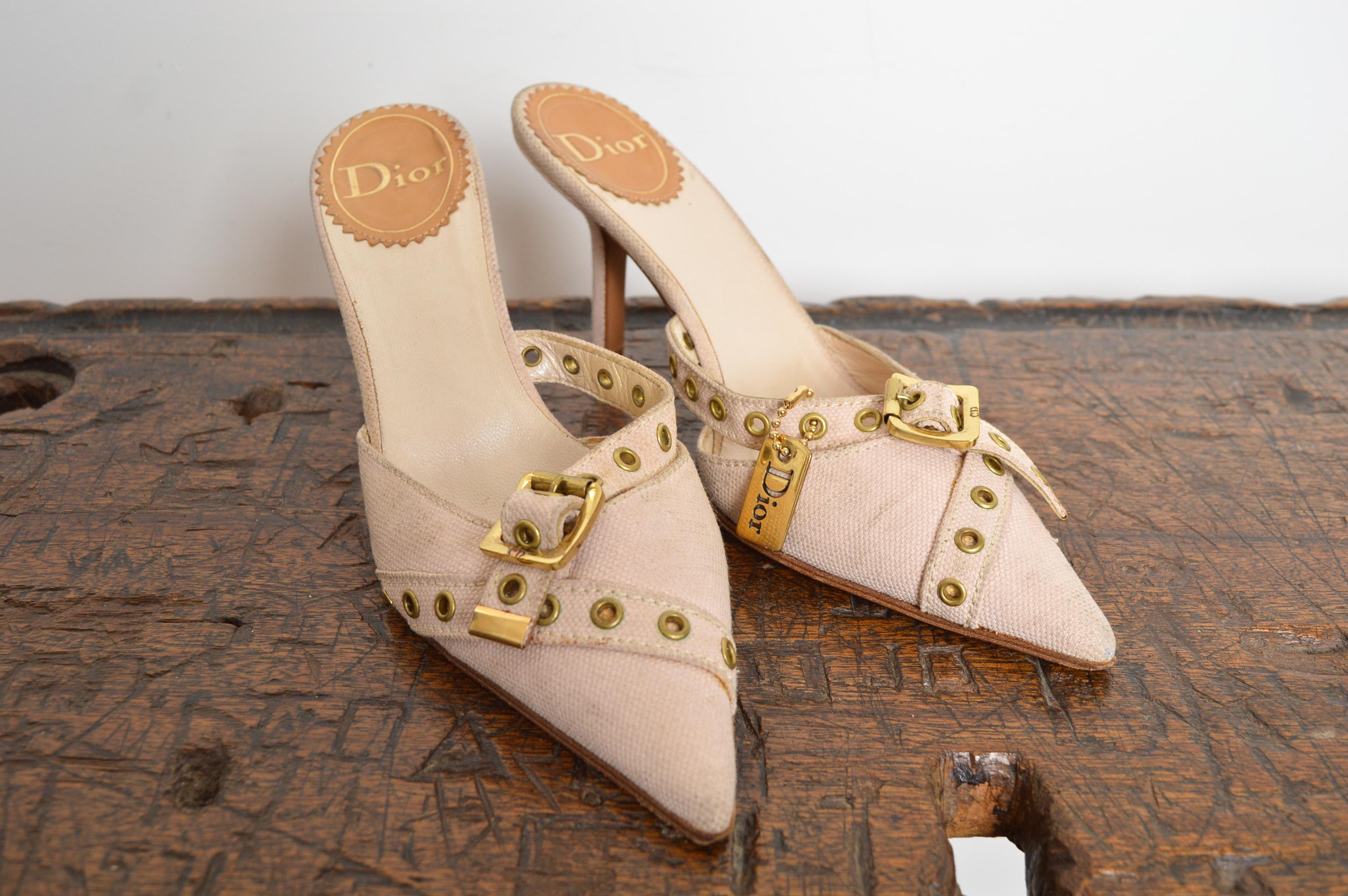 Iconici tacchi a punta in tela Christian Dior for John Galliano Beige / Nudish Pink con rivetti e fibbie in ottone e targhetta decorativa DIOR.
Taglia: UK 4 / EU 37
Altezza del tacco: 3