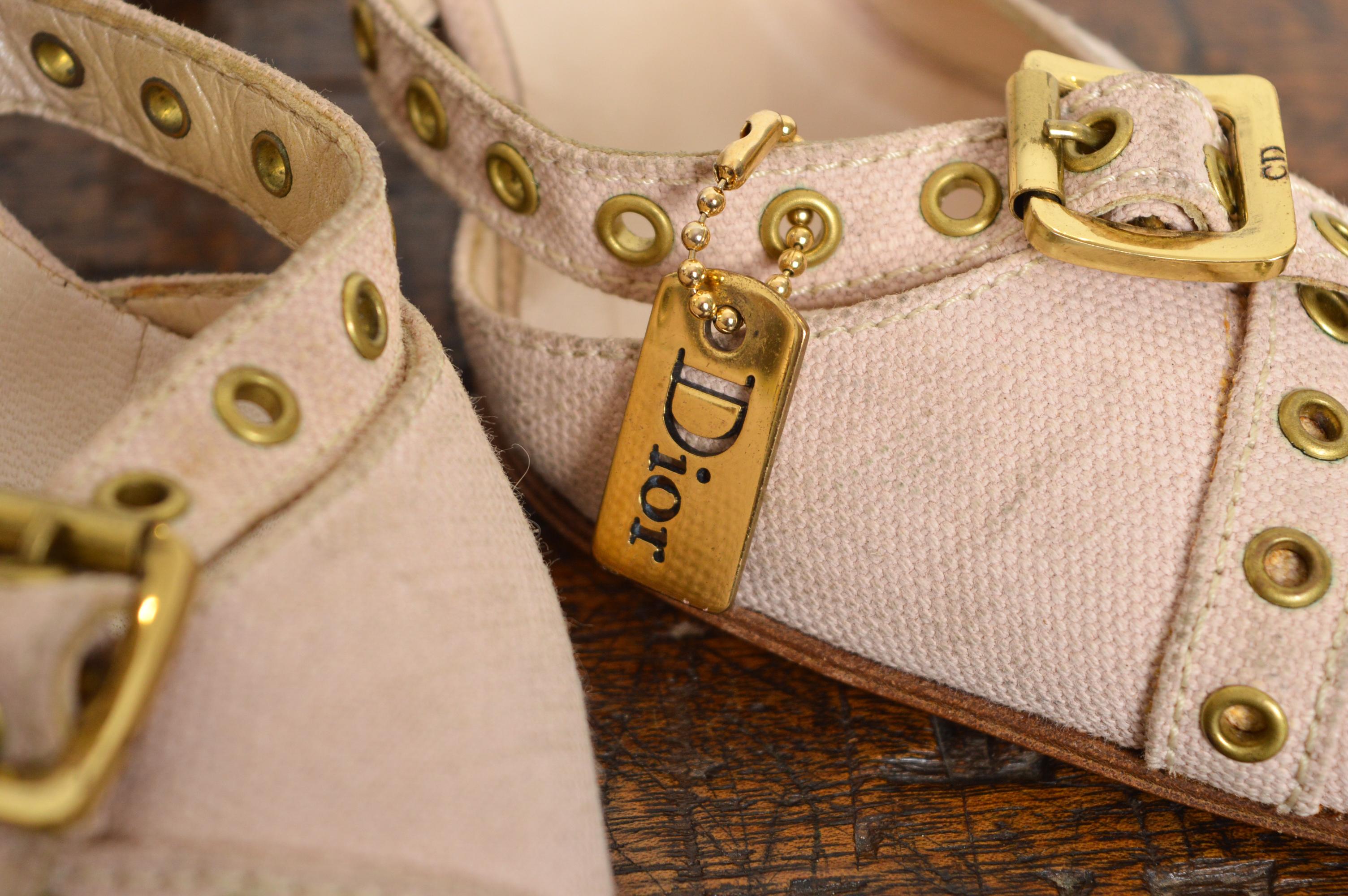 Christian Dior John Galliano for Christian Dior SS2002 Beige Nude Pink Canvas Pointed Kitten Heels In condizioni buone in vendita a Sheffield, GB