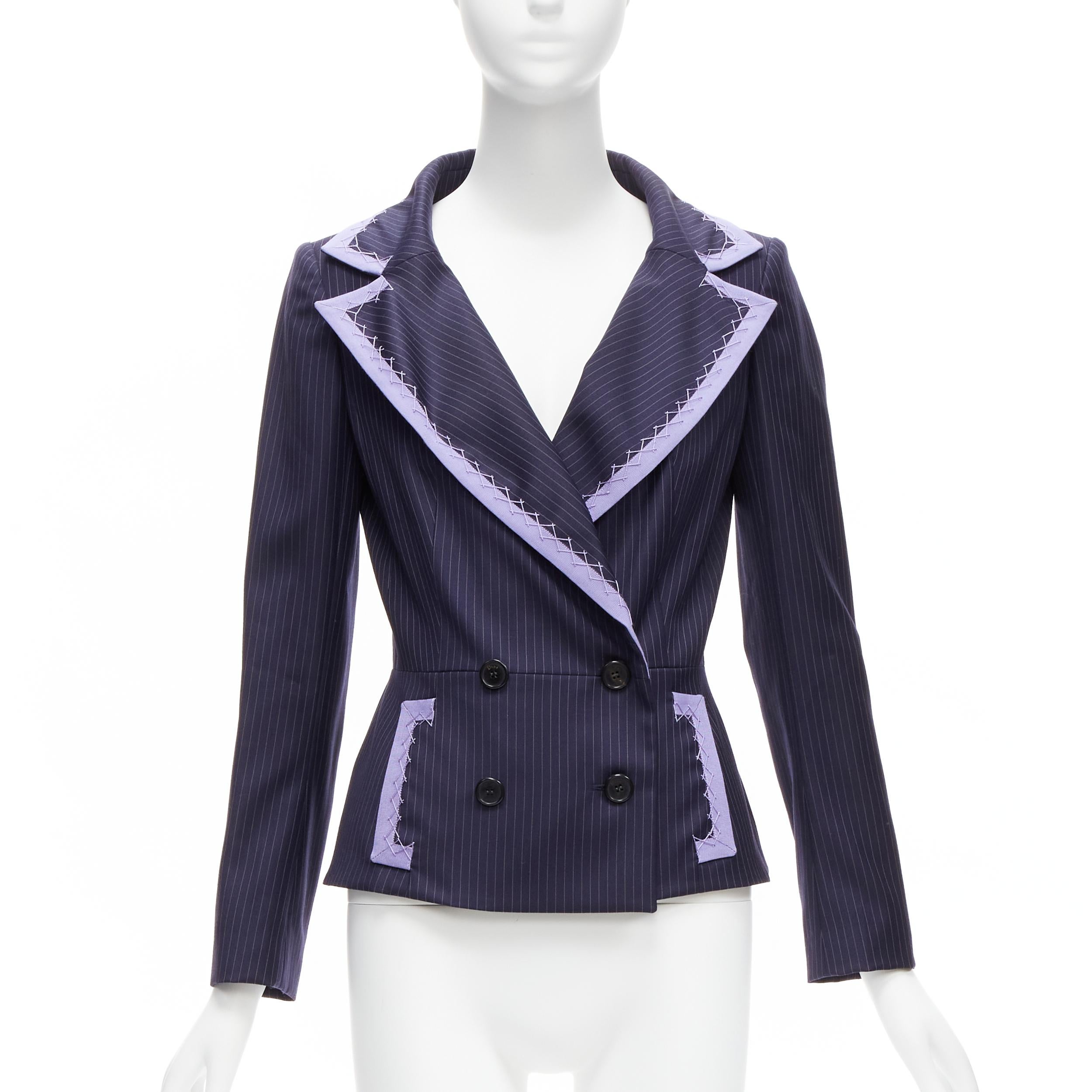 CHRISTIAN DIOR John Galliano Vintage navy purple topstitch bar blazer FR38 M.
Riferimento: TGAS/D00299
Marchio: Dior
Stilista: I. John Galliano
Materiale: Lana
Colore: Blu, Viola
Modello: Gessato
Chiusura: bottone
Fodera: Tessuto Navy
Dettagli