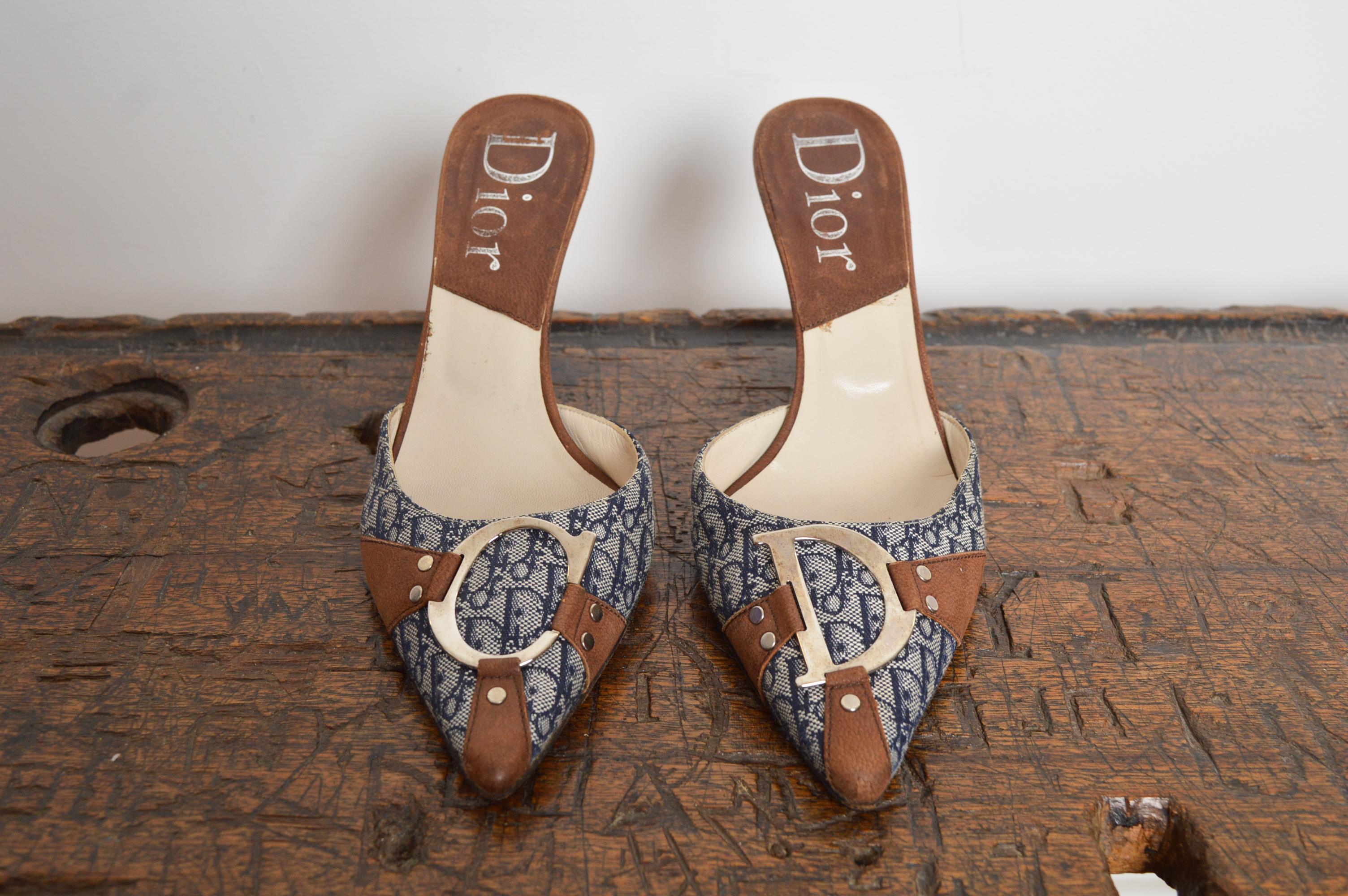 Christian Dior by John Galliano 2000’s ‘C-D’ Buckle Monogram Kitten Heels in Blue Trotter jacquard canvas.
Size; UK 4 / EU 37
Heel Height; 3” inches
Condition; Great Condition despite minor general signs of wear through out, please refer to detailed